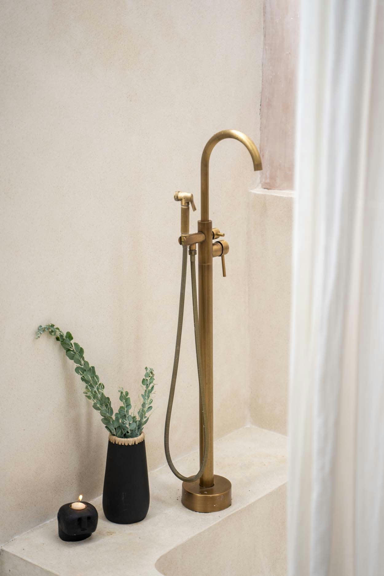 SNEAKY - Vase en terre cuite noir naturel H26