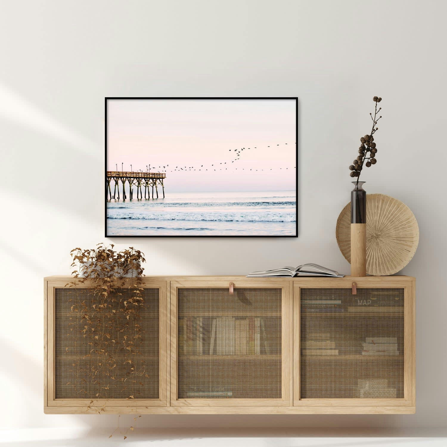 MAR - Affiche avec cadre noir - Oiseaux volant au-dessus de la mer - 50x70