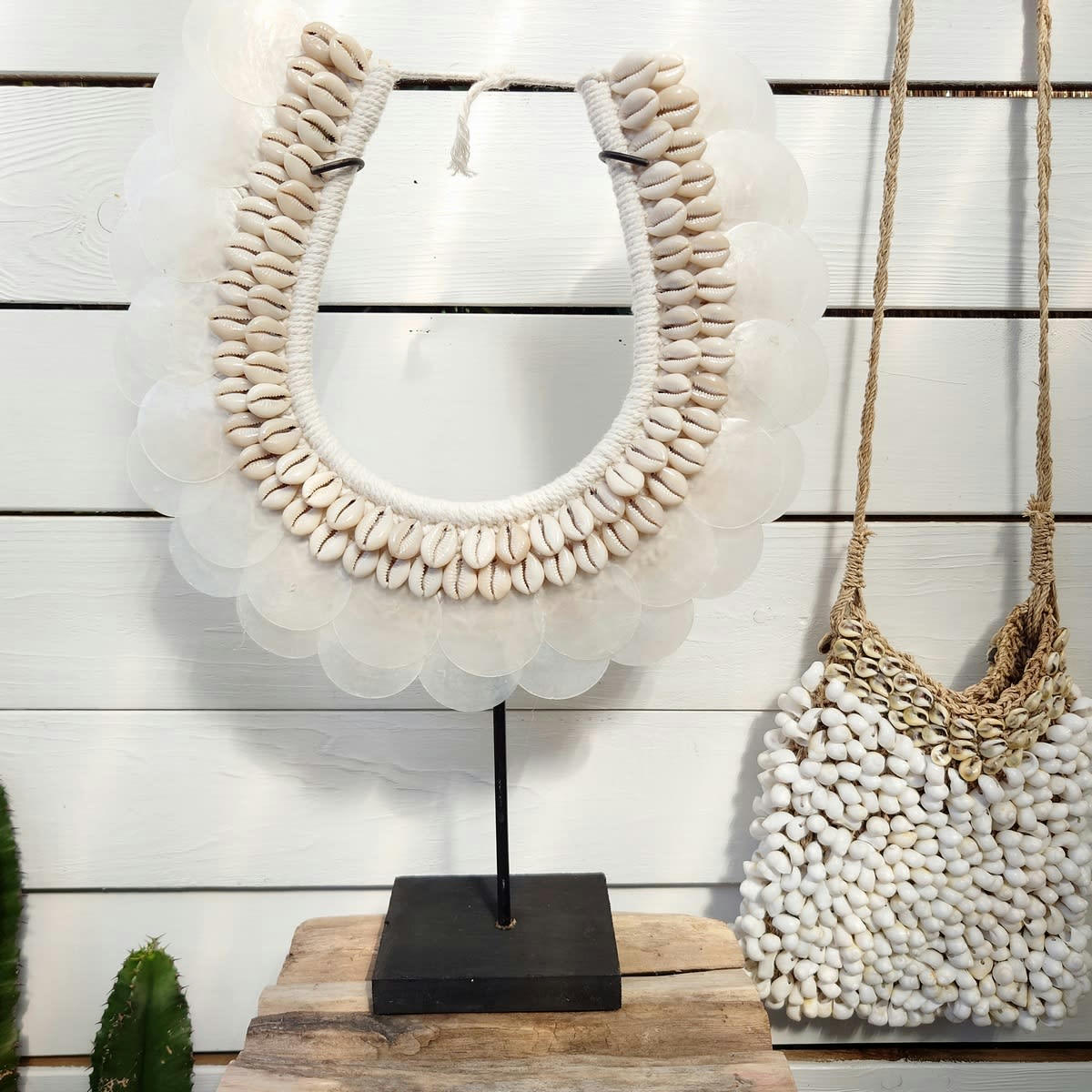 LEONY - Collier décoratif en coquillages, blanc L33 x H48 cm