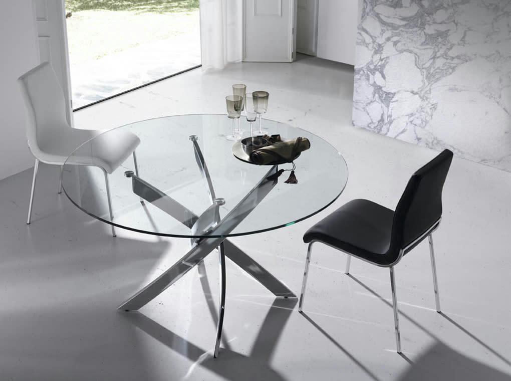 - Chaise en croûte de cuir et acier chromé