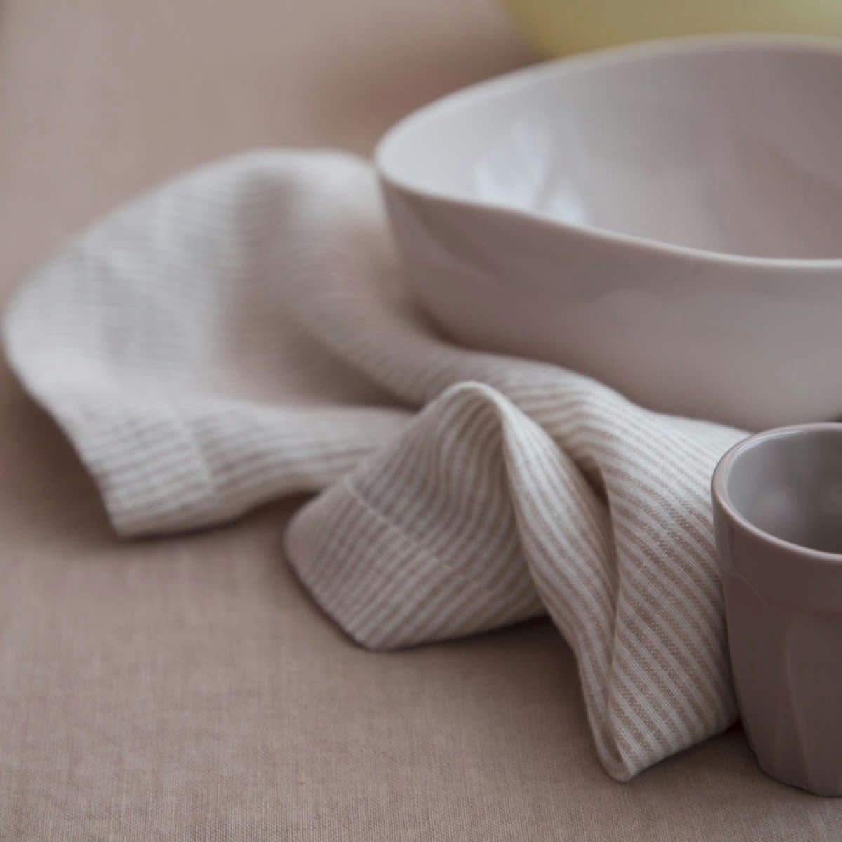 LES ESSENTIELS - Serviette en lin lavé fines rayures rose/crème 45x45