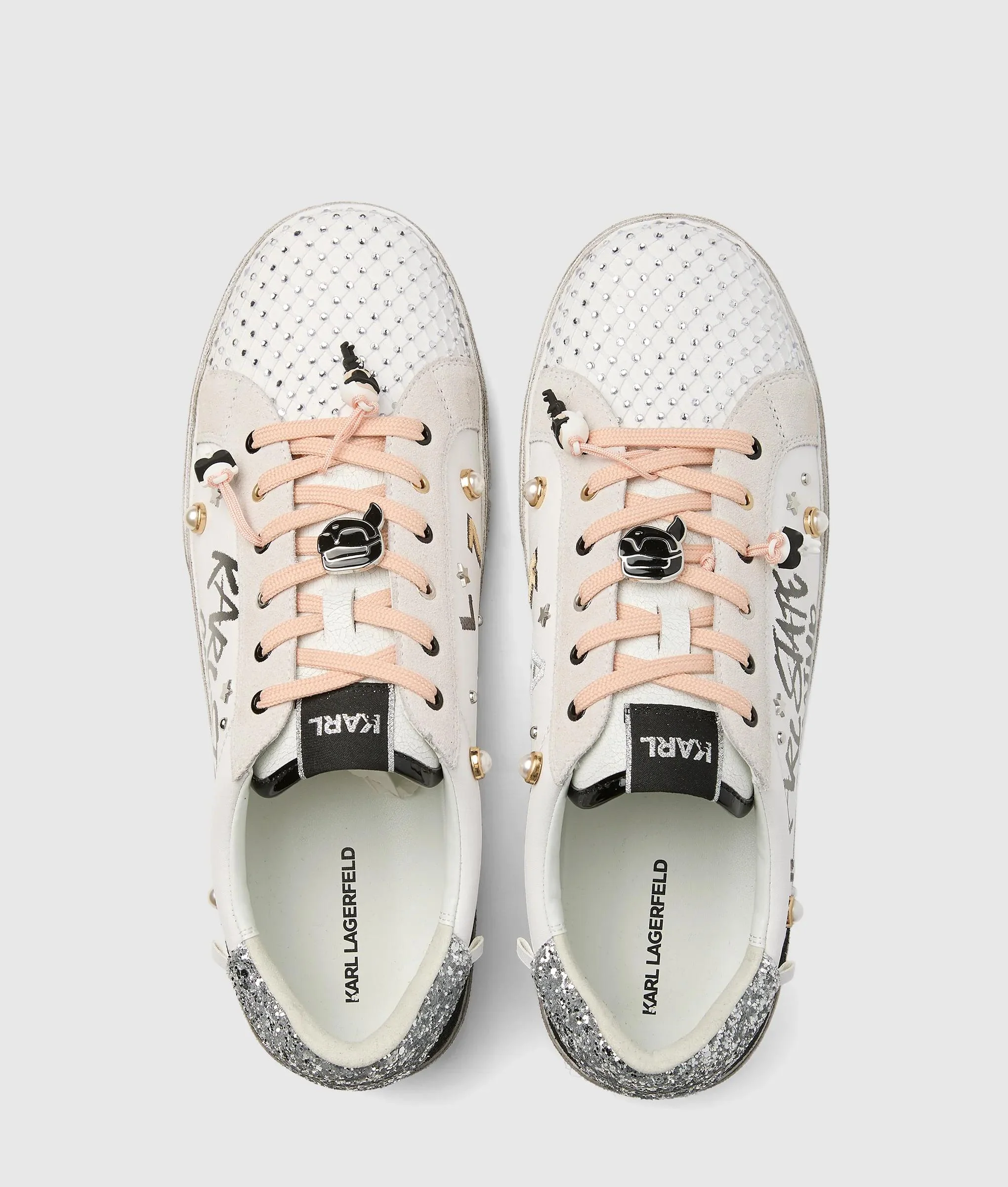 Baskets cloutées avec citation Skool Karl
