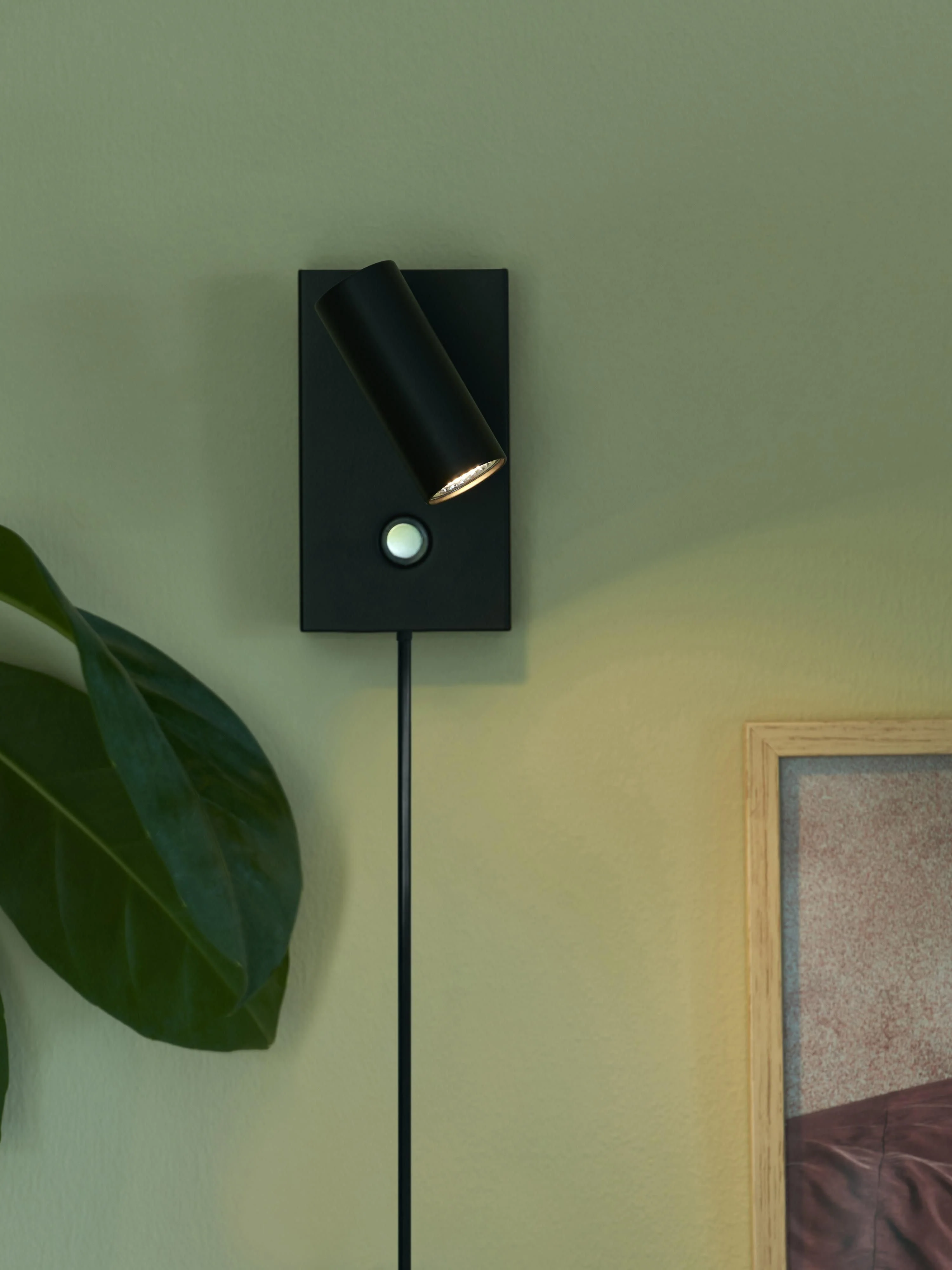 Kleine dimmbare LED-Wandleuchte Omari mit Stecker