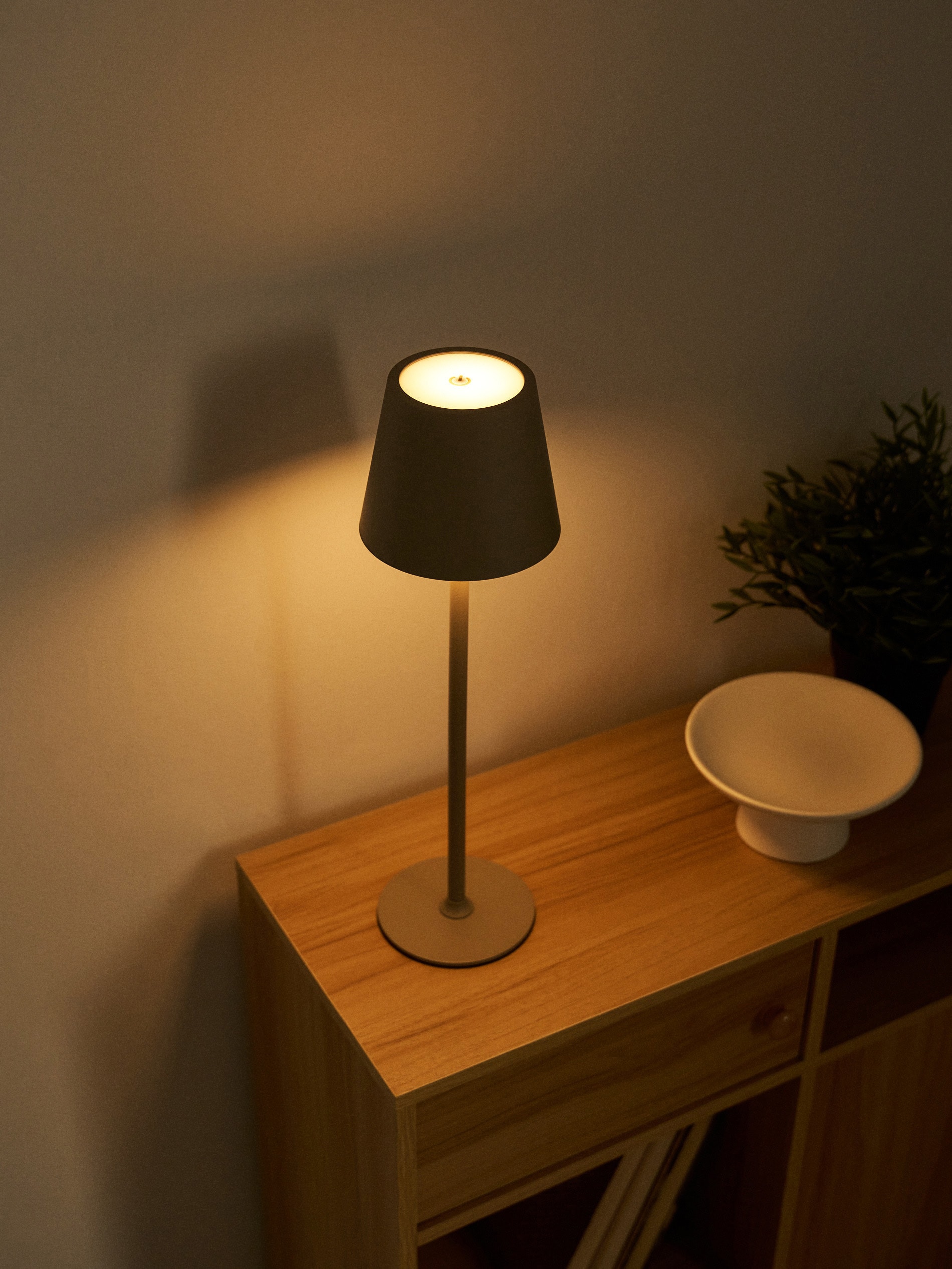 Nowoczesna lampka stołowa LED