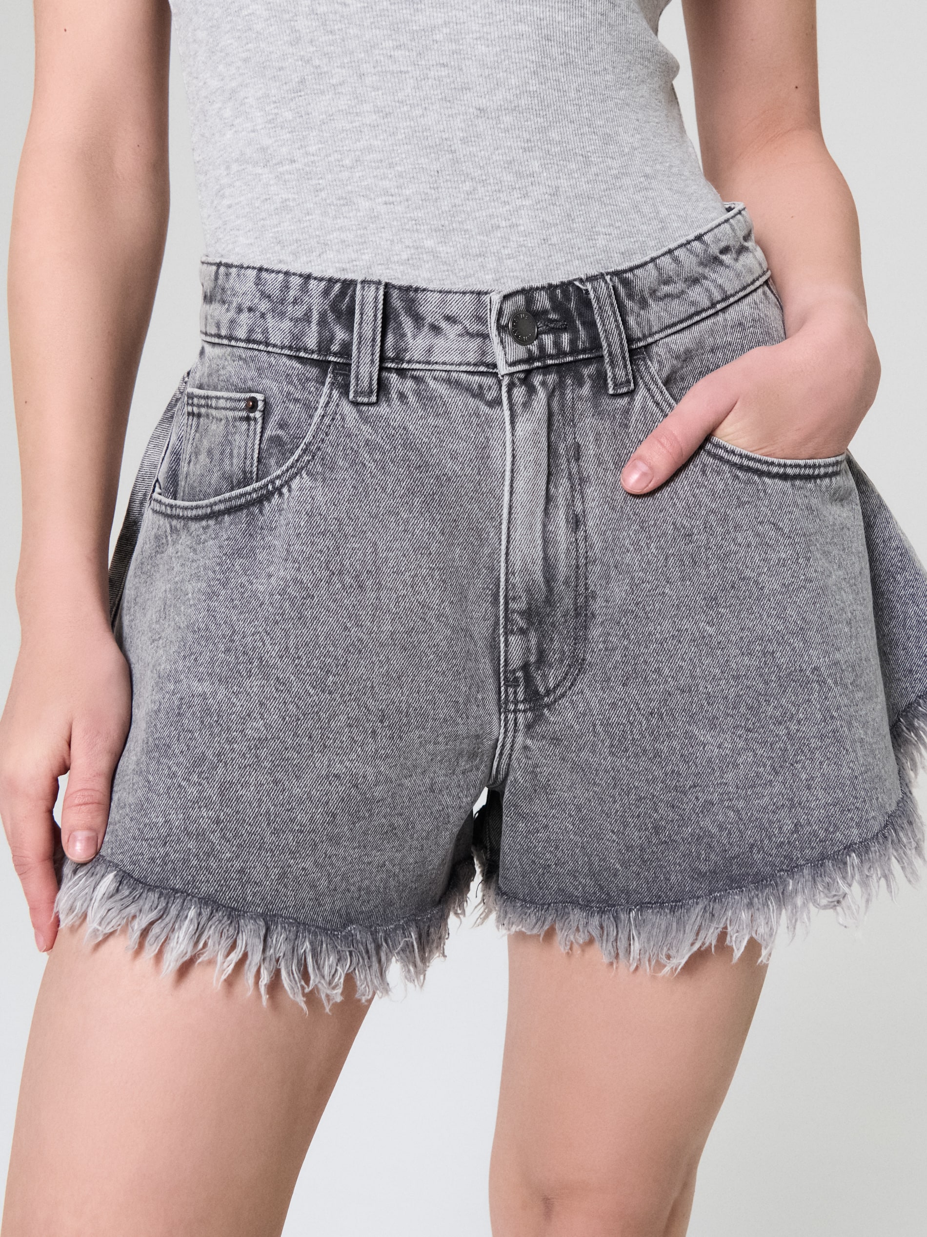 Szorty jeansowe high waist z postrzępioną nogawką