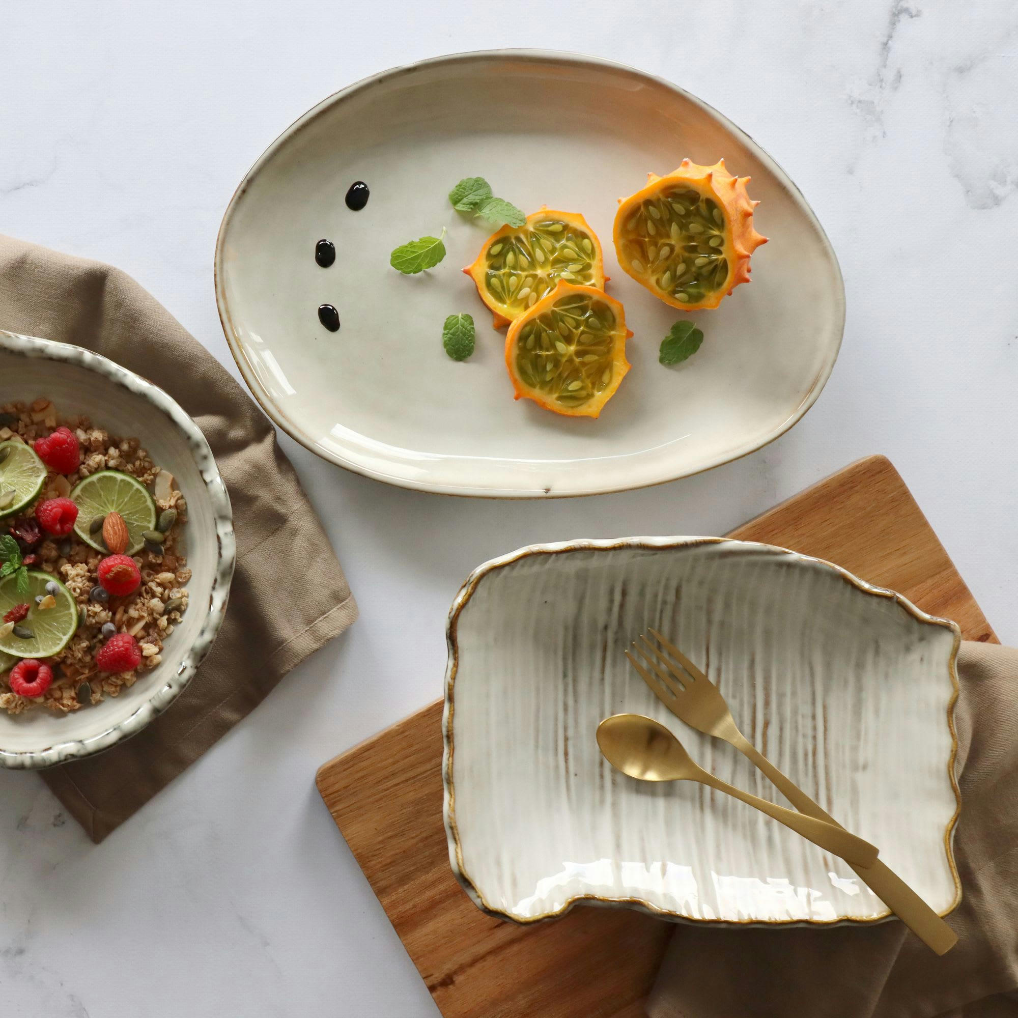 NAKURU - Assiette de présentation en grès nuance de gris et beige