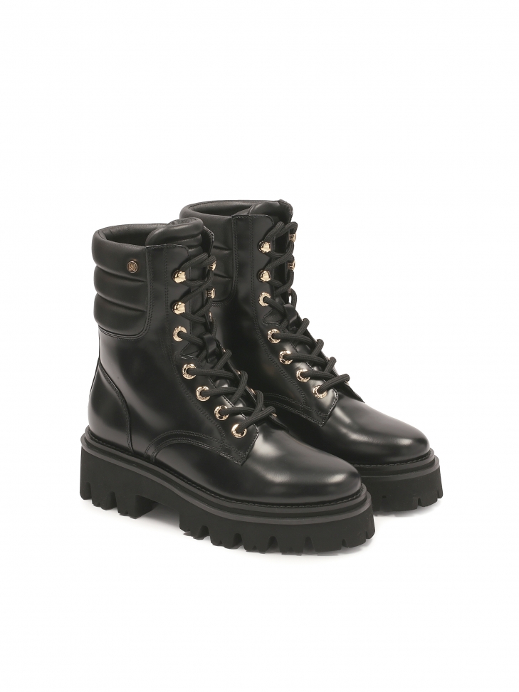 Versatile women's boots in black color