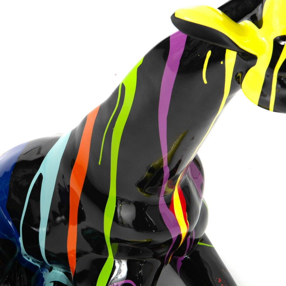 TRASH - Girafe couchée    en résine  noir