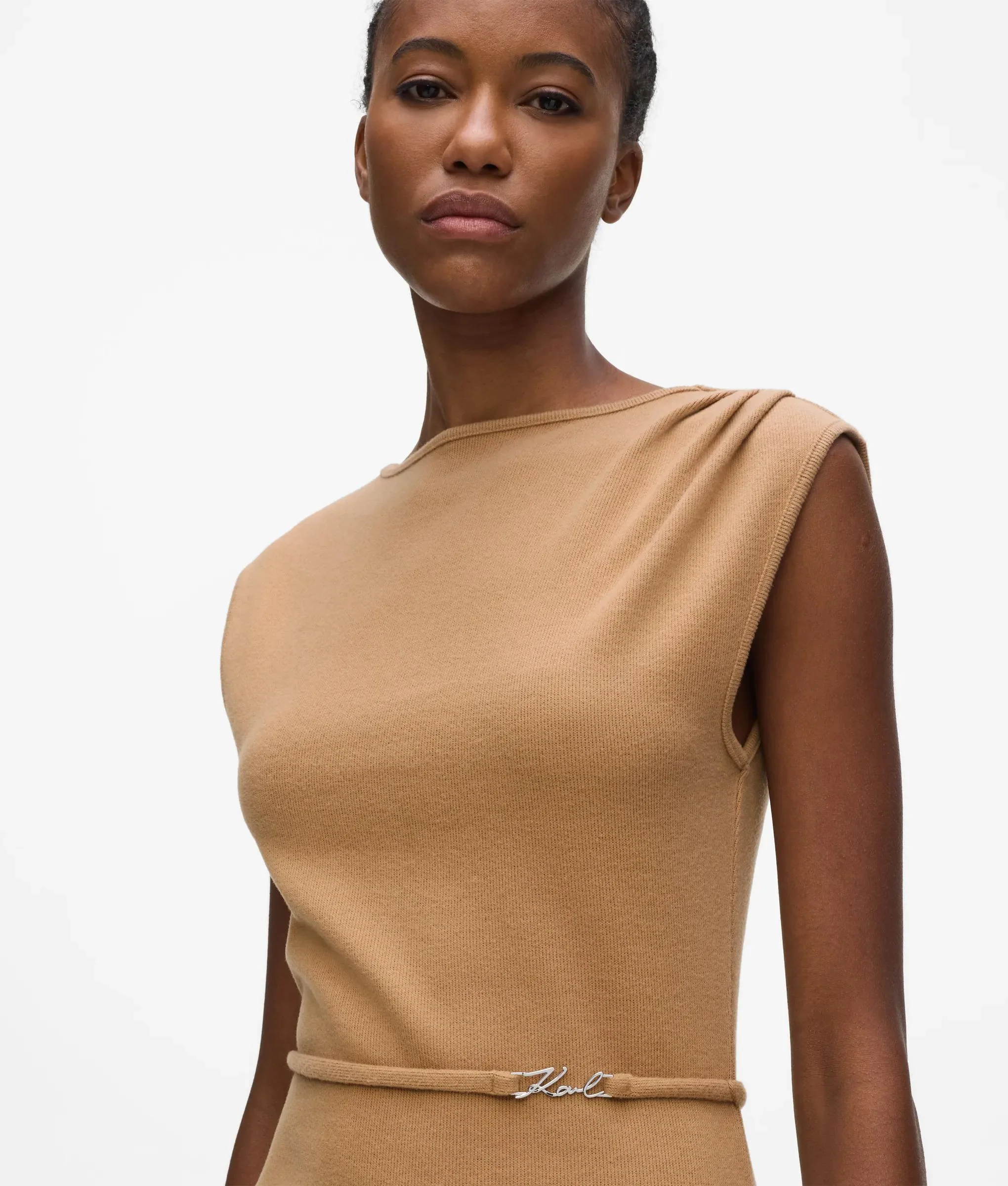 Robe en jersey sans manches ceinturée