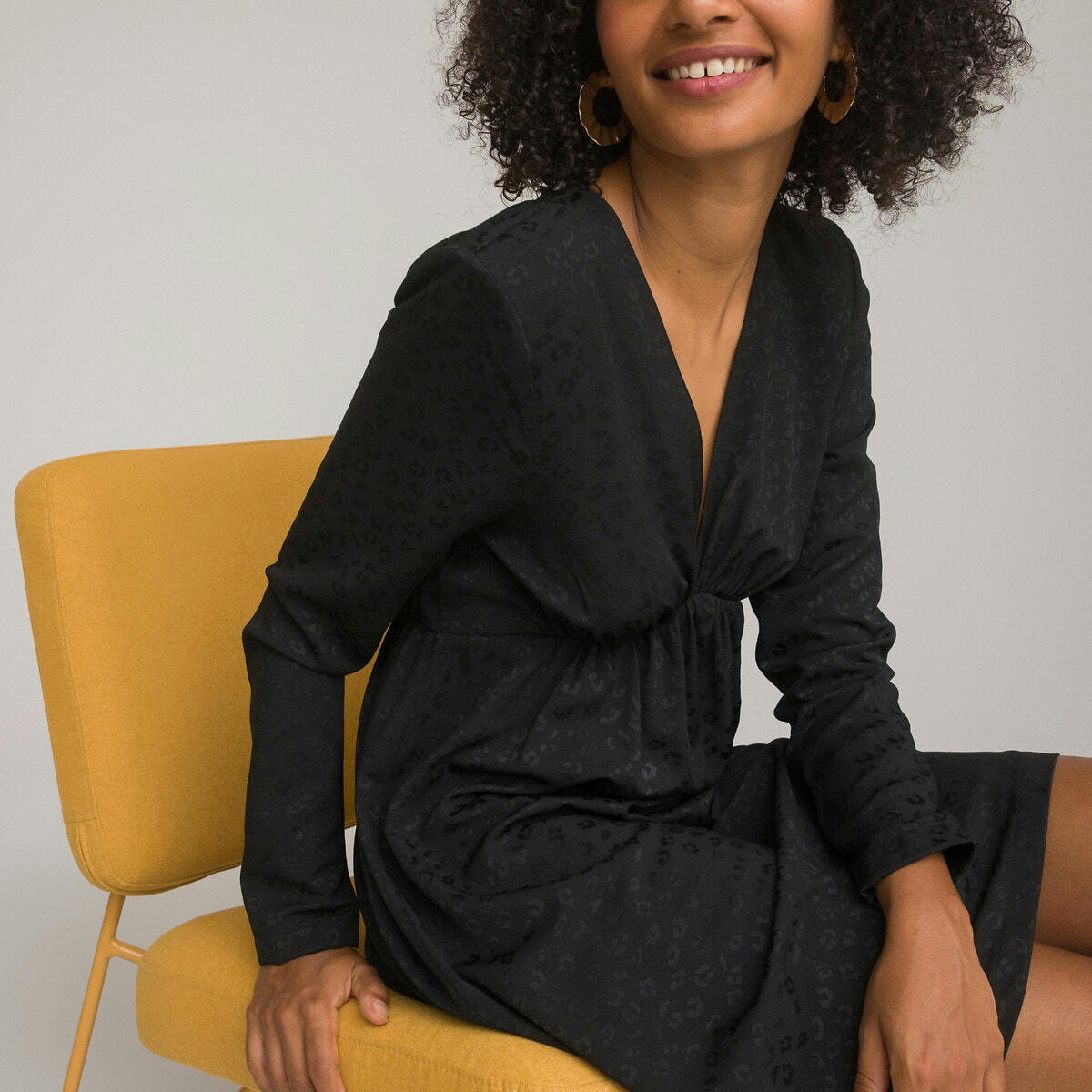 Robe évasée courte, col v, manches longues