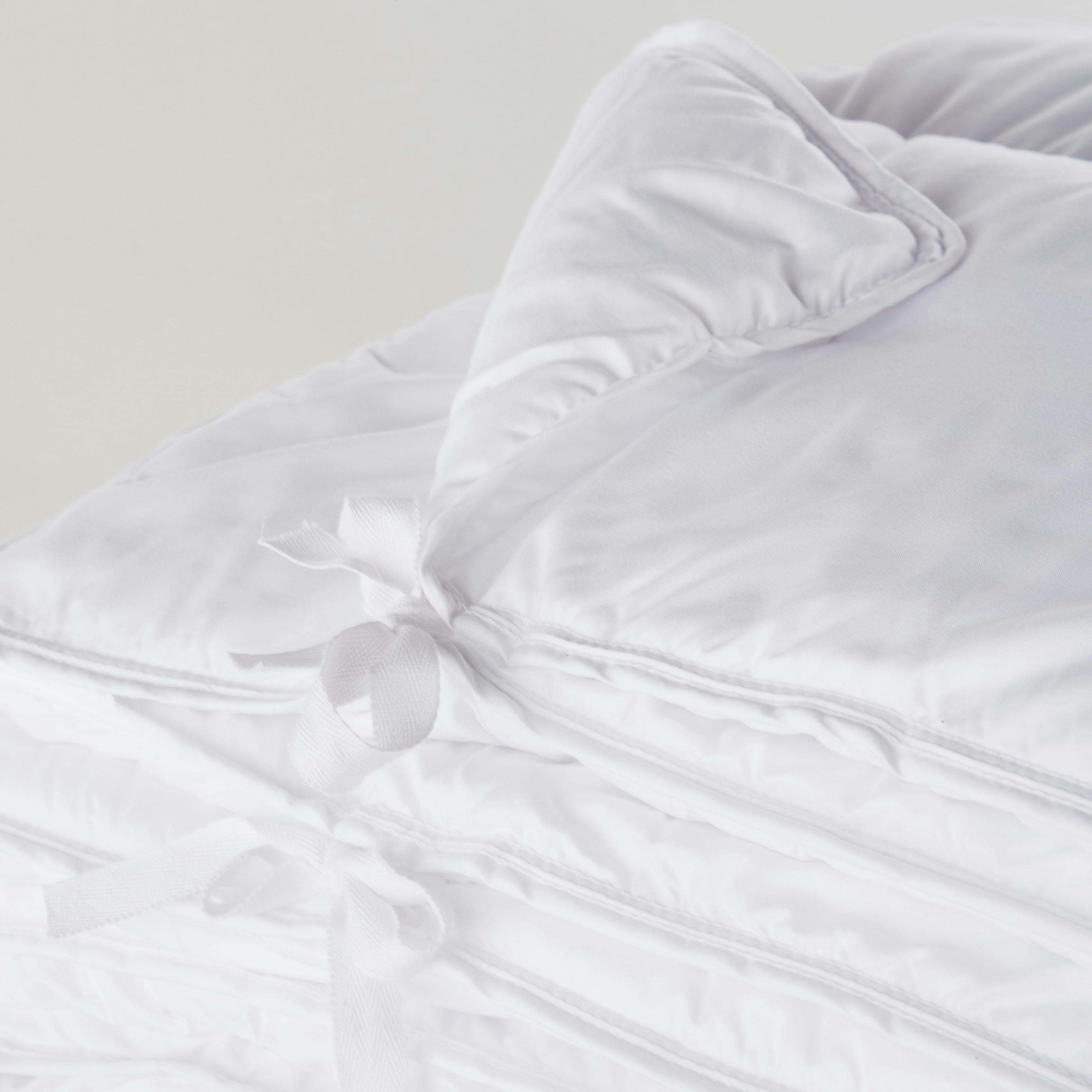 LEO - Couette en polyester recyclé blanc effet peau de pêche 4 saisons 220x240