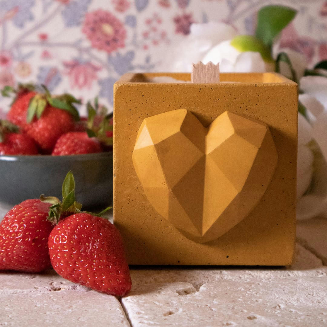 LOVE - Bougie en béton jaune parfum fleur de monoï