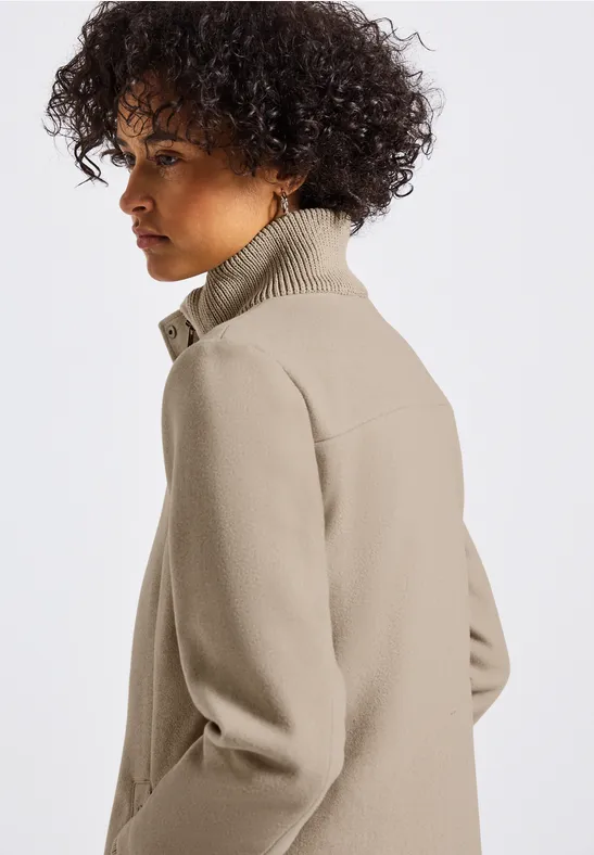 Kurzmantel mit Strickdetails