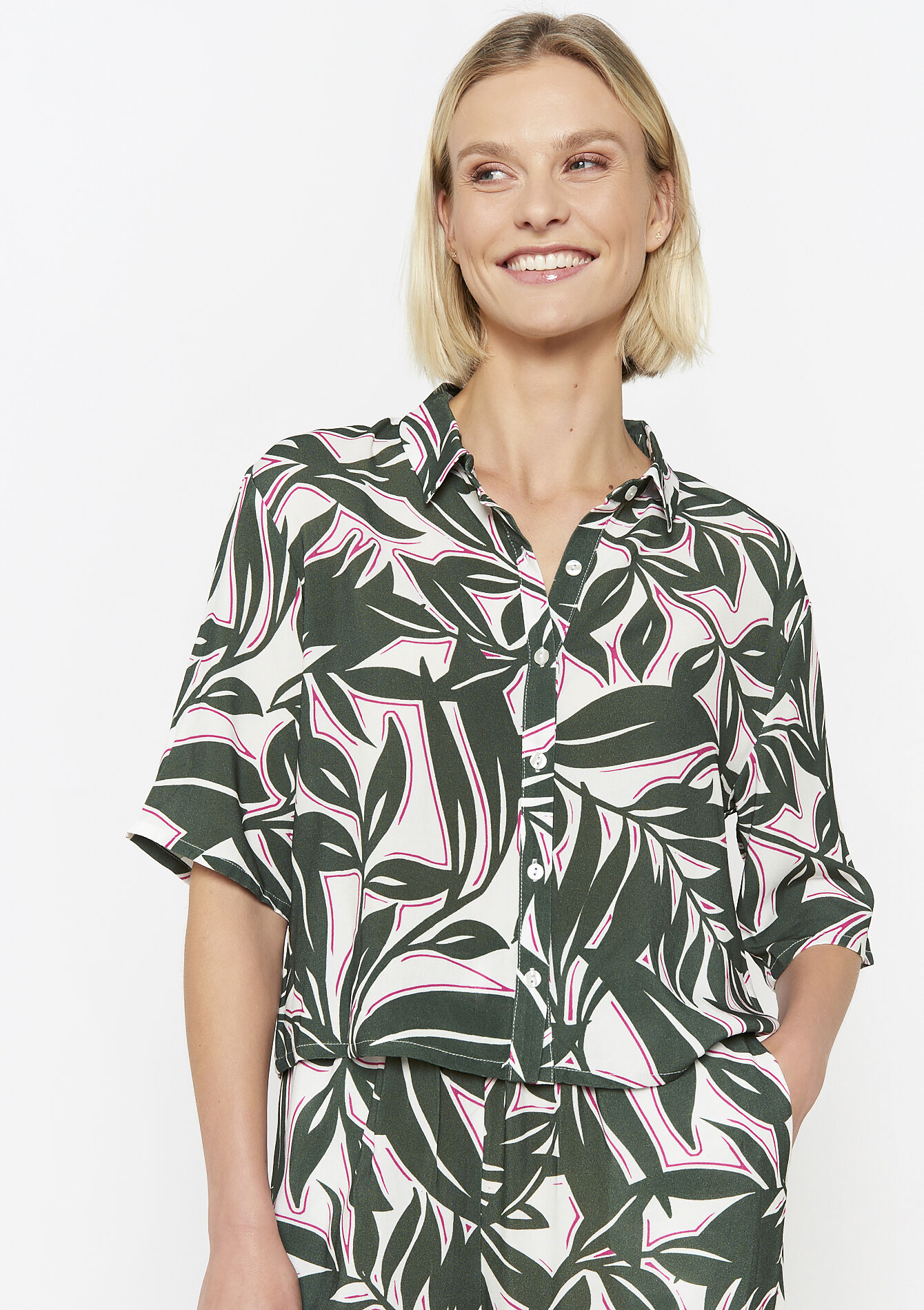 Losvallend hemd met bladerprint