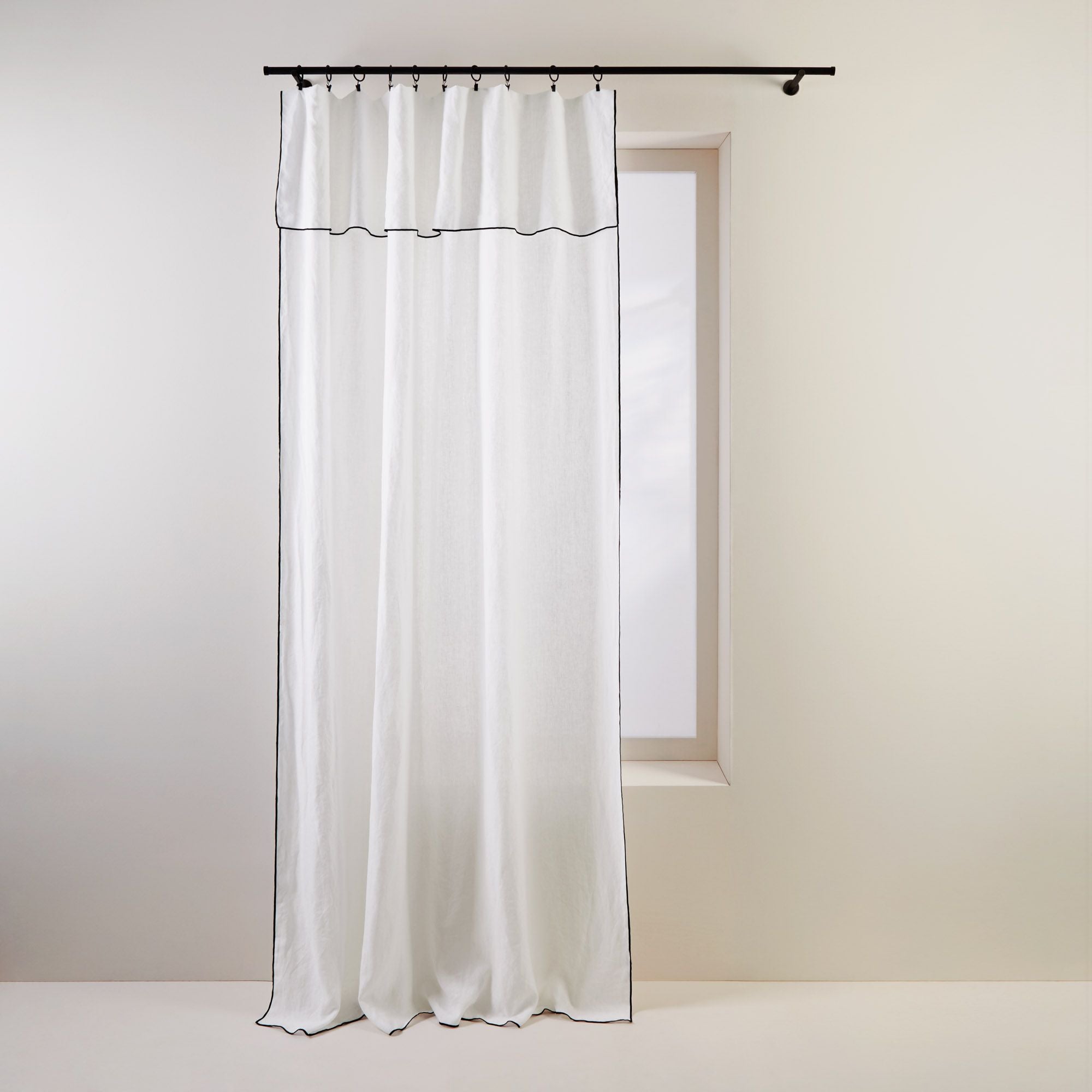 Madura Gordijn Carlina puur witte en zwarte hommel 350x280 cm
