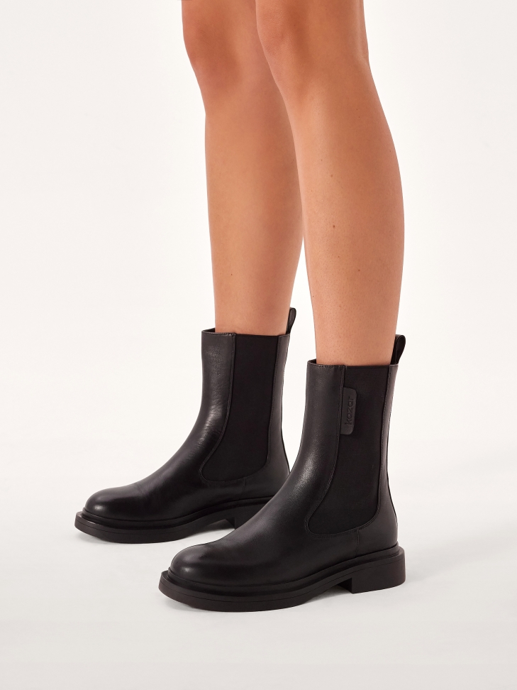 Classic boots on flat sole with rubber panels