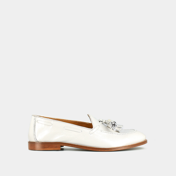 Mocassins à bouts ronds et pomponsen vernis plissé écru | TIPHAINE