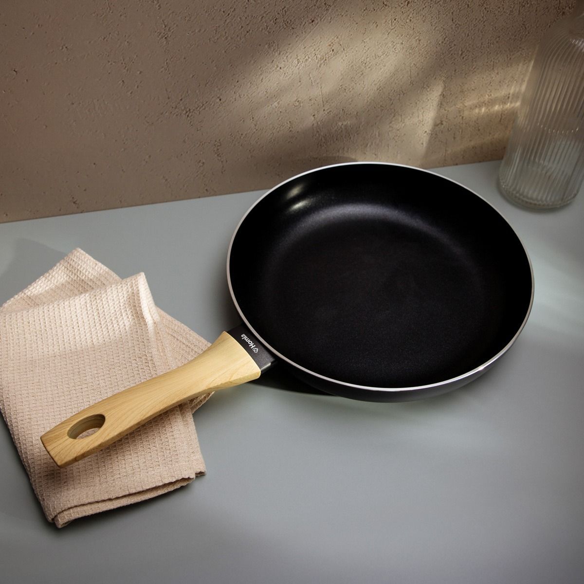 Patelnia B2 ALBERO ESSENTIALS czarna 28 CM