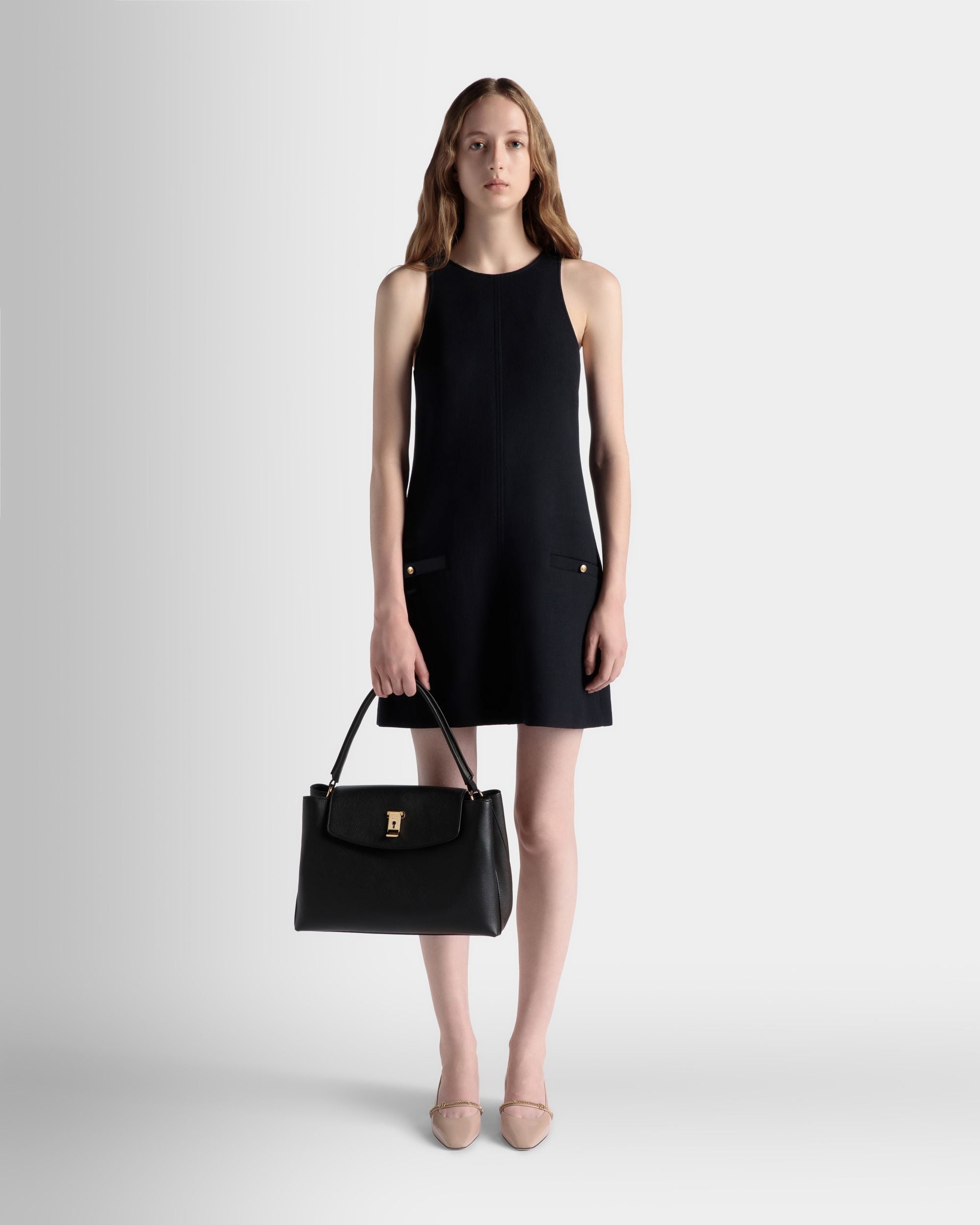Lock Me Henkeltasche Aus Genarbtem Leder In Schwarz