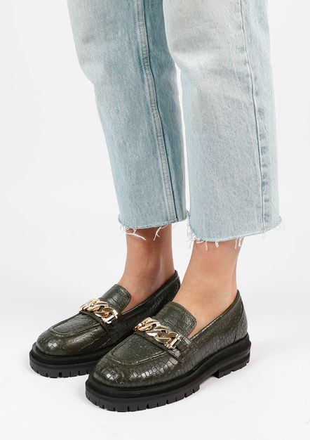 Donkergroene leren loafers met goudkleurige chain