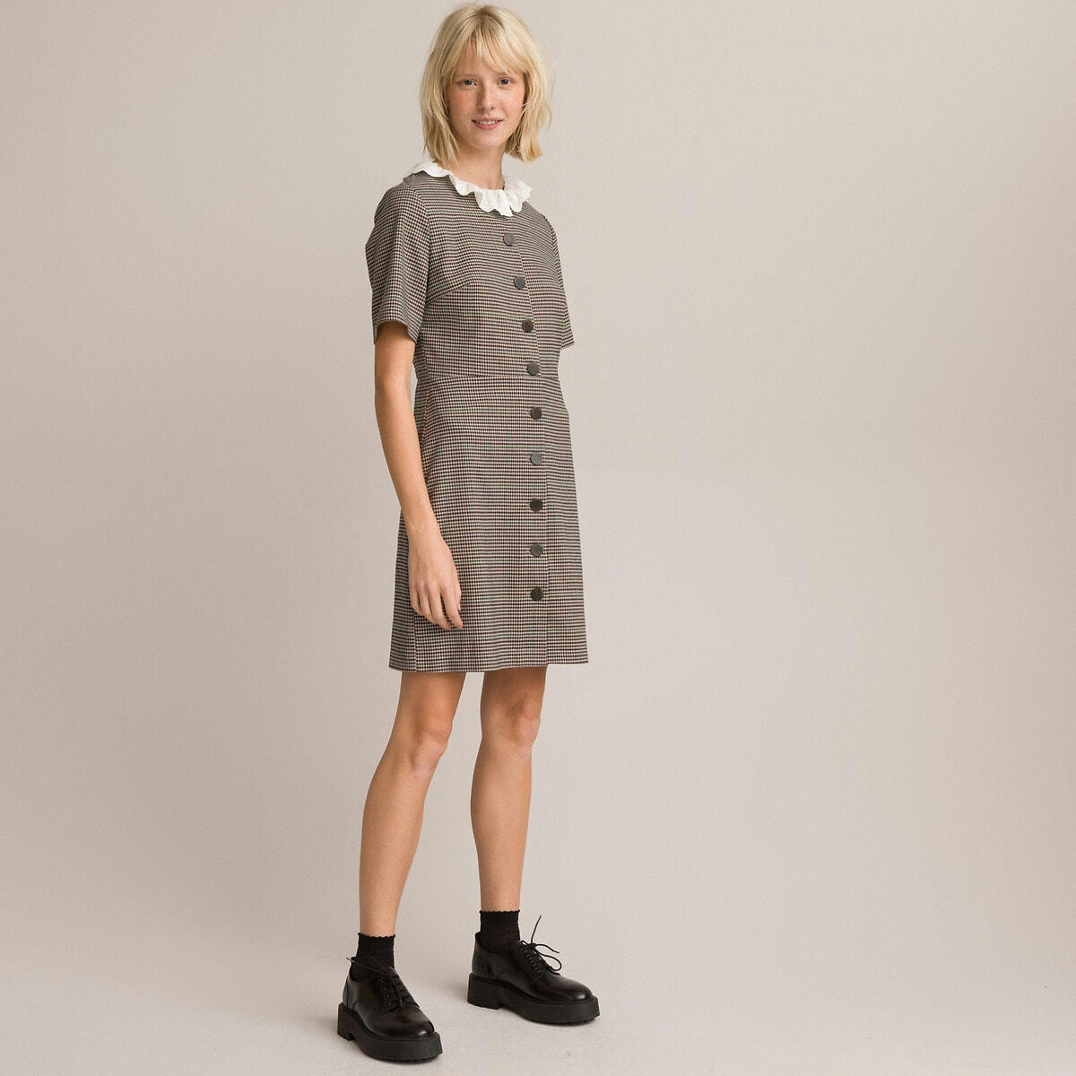 Robe courte à carreaux, col volanté