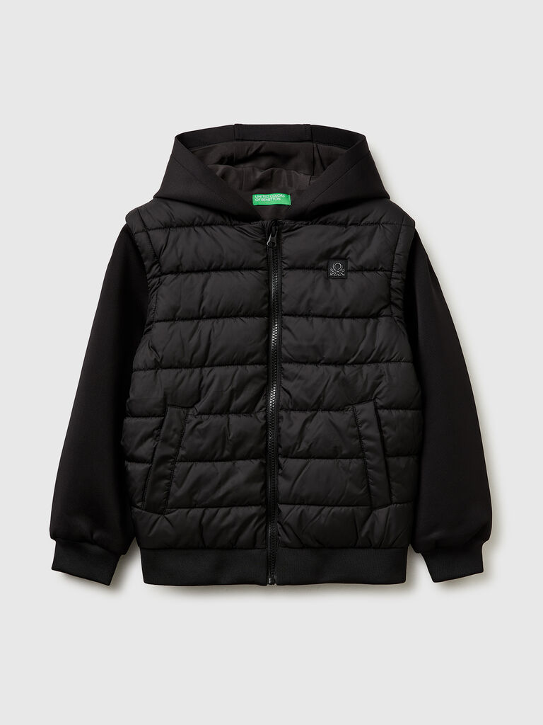 Jacket with detachable sleeves