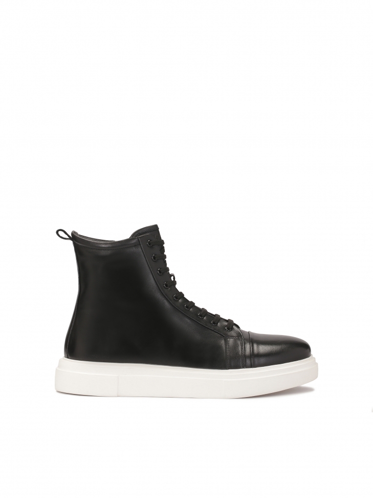 Minimalist men's sneakers with high upper