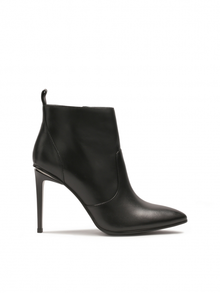 Timeless black boots on a slender stiletto heel