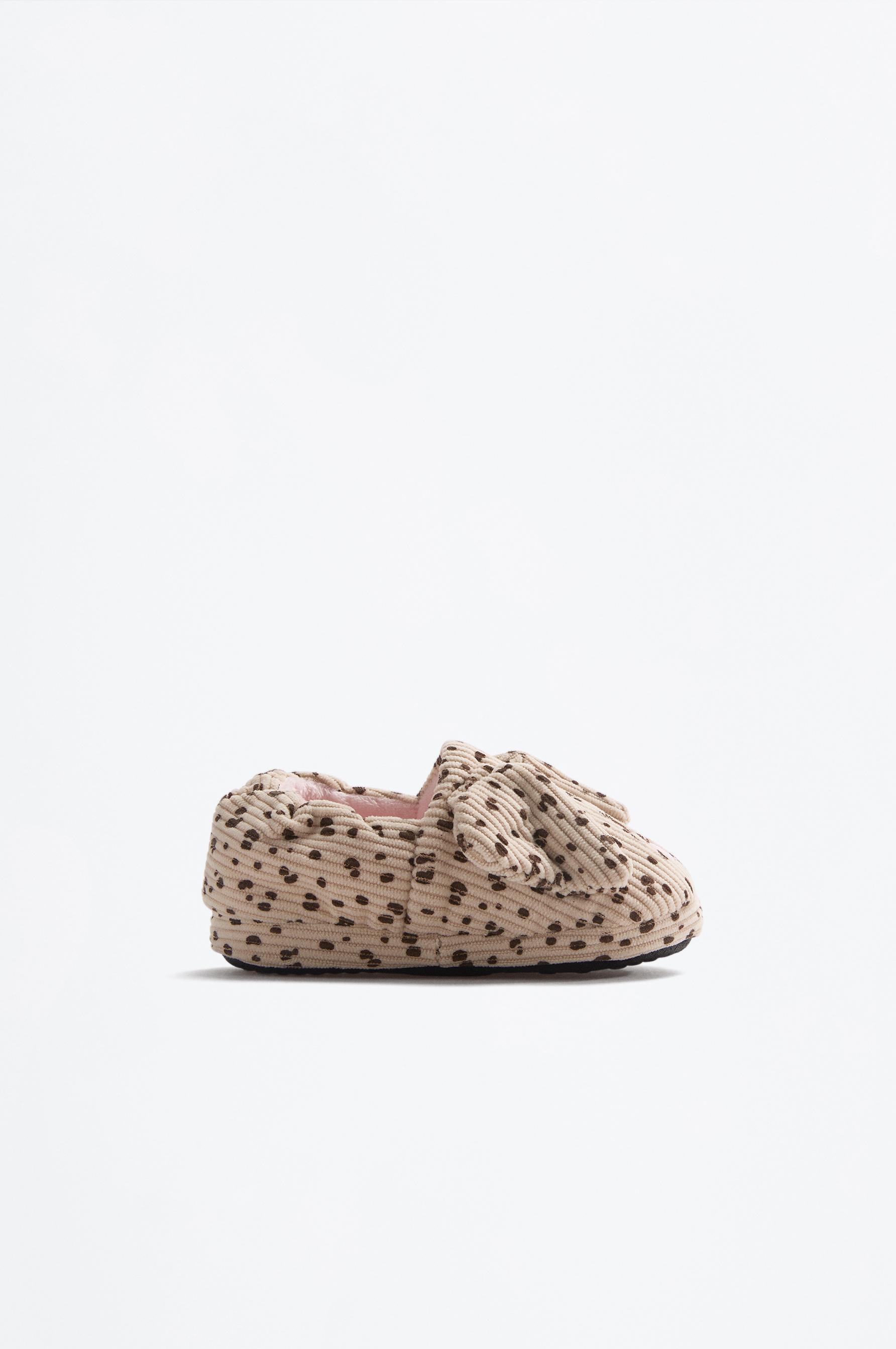 Zapatilla de casa perrito