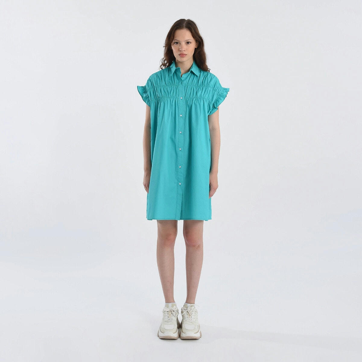 Robe droite boutonnée, manches courtes volantées