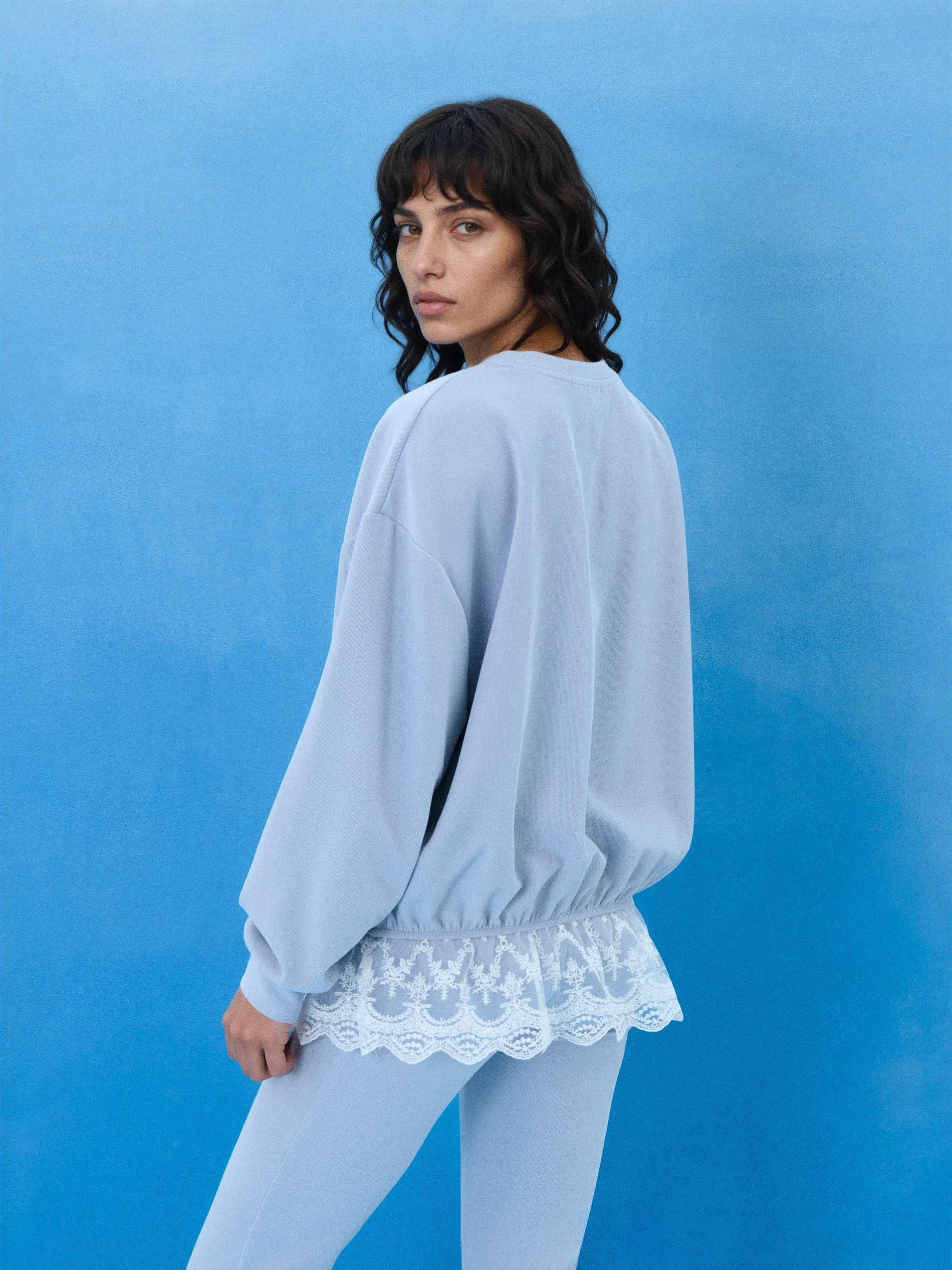 Prążkowana bluza crewneck loose fit z koronką