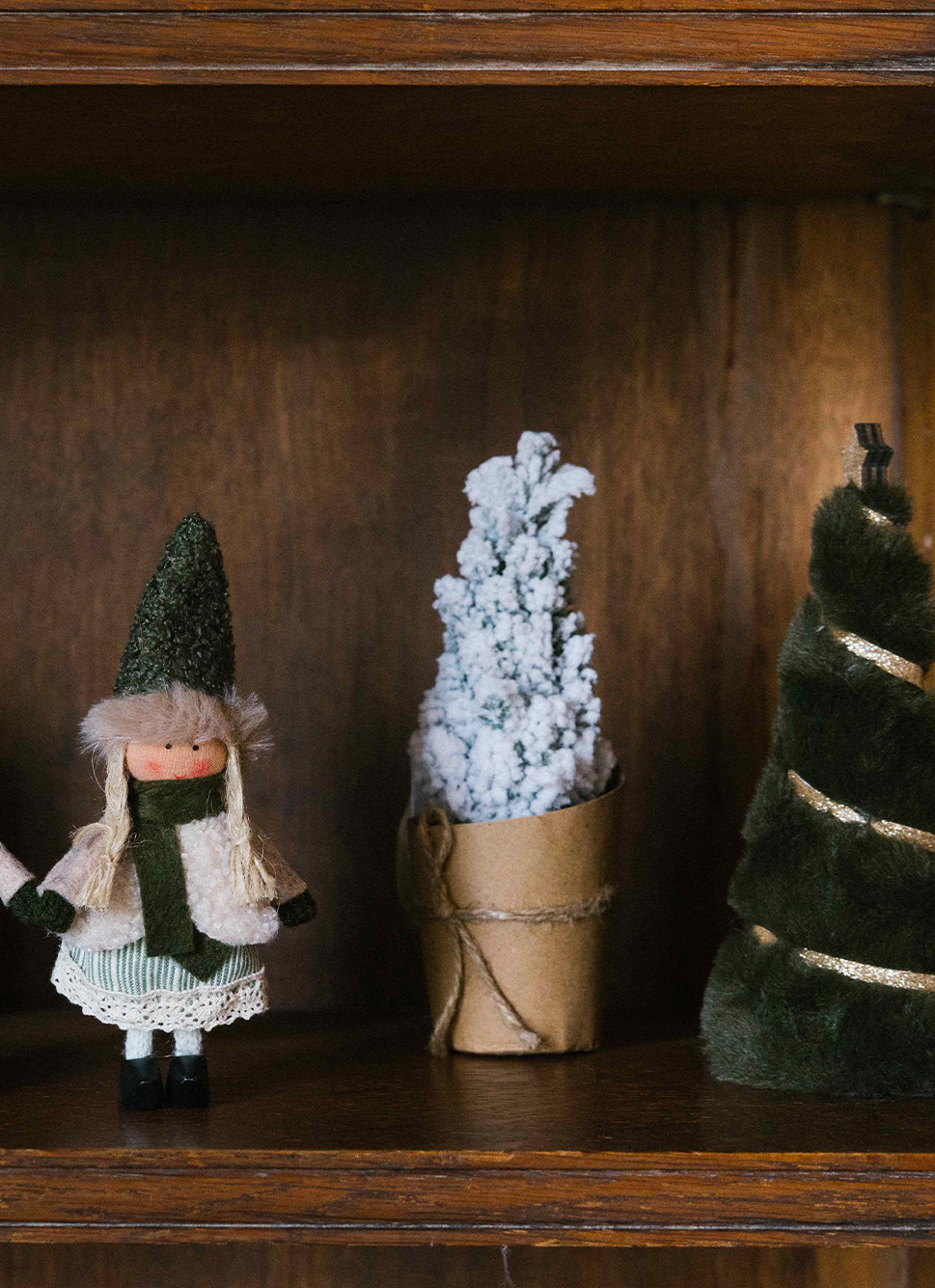 PETIT SAPIN DÉCORATIF EFFET FOURRURE AVEC RUBAN VERT FONCE