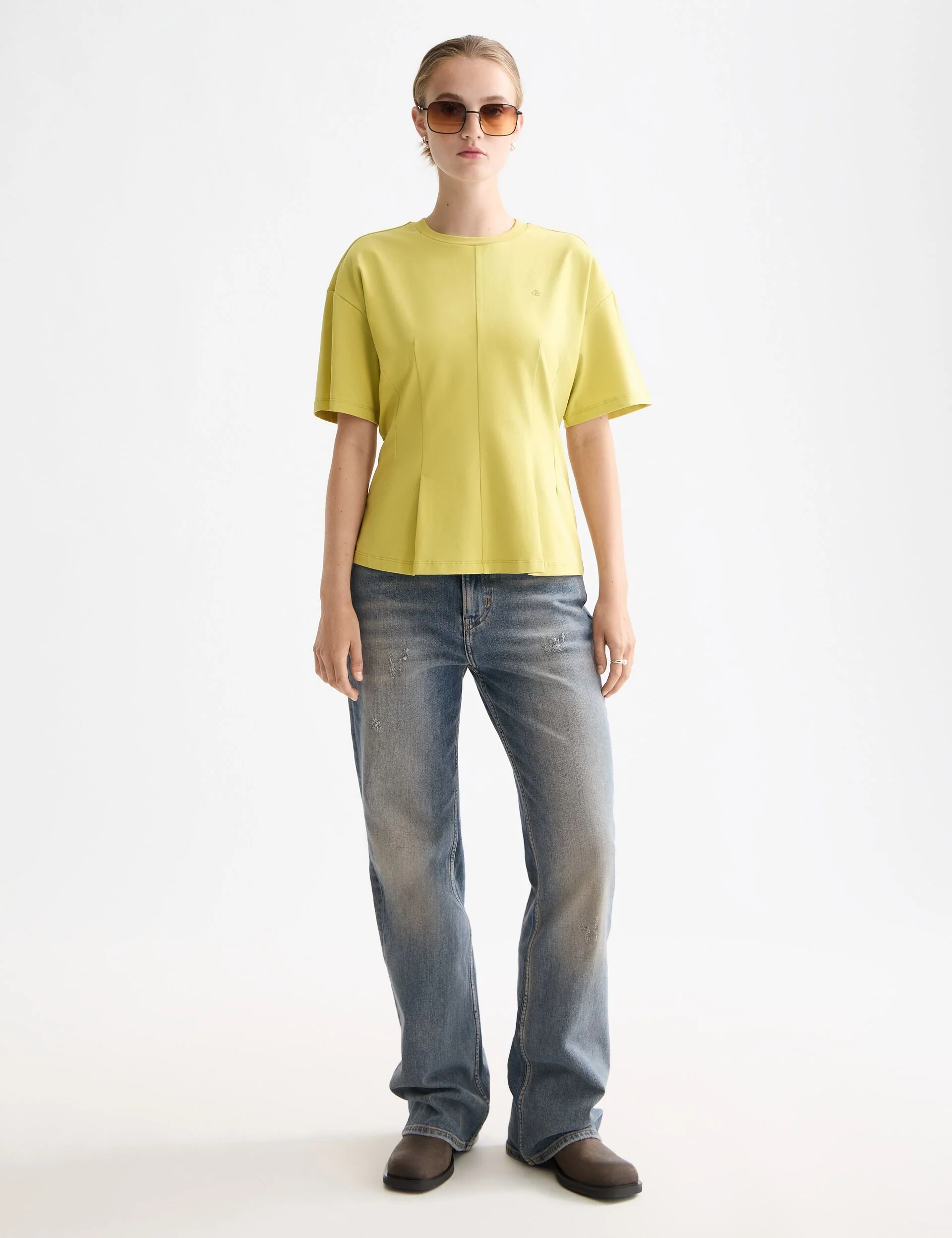 T-shirt with shaping