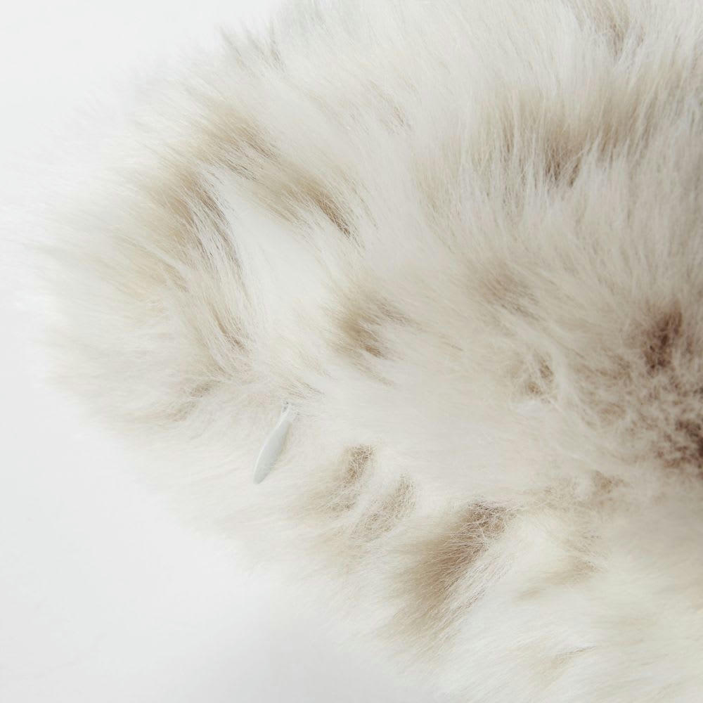 CLEO - Coussin imitation fourrure grise et écrue imprimé léopard des neiges 45x45