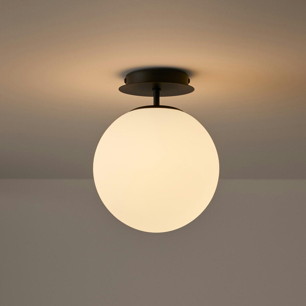 Plafonnier métal fer et verre opaline, Atea