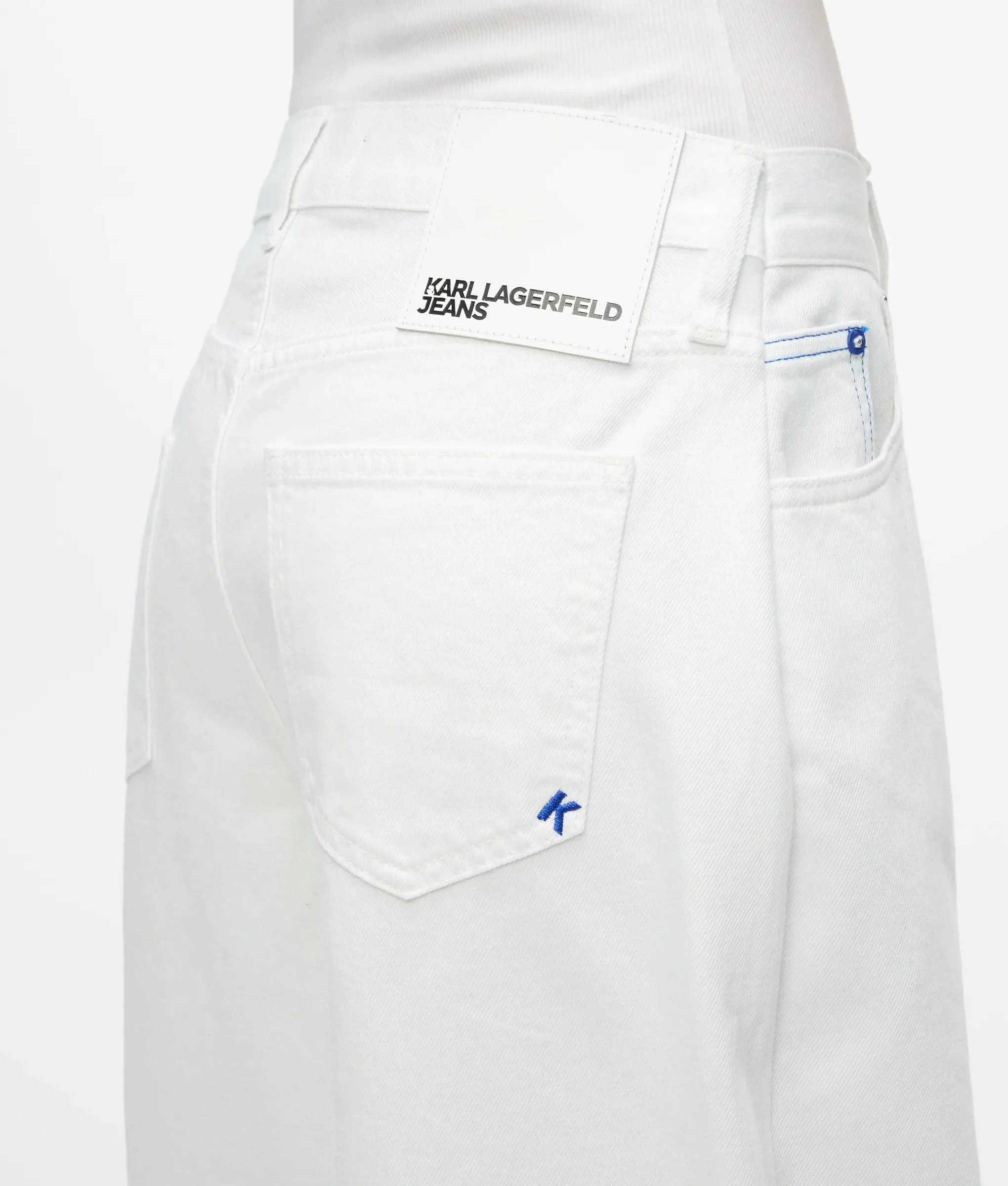 Jean jambes larges plissées et taille basse