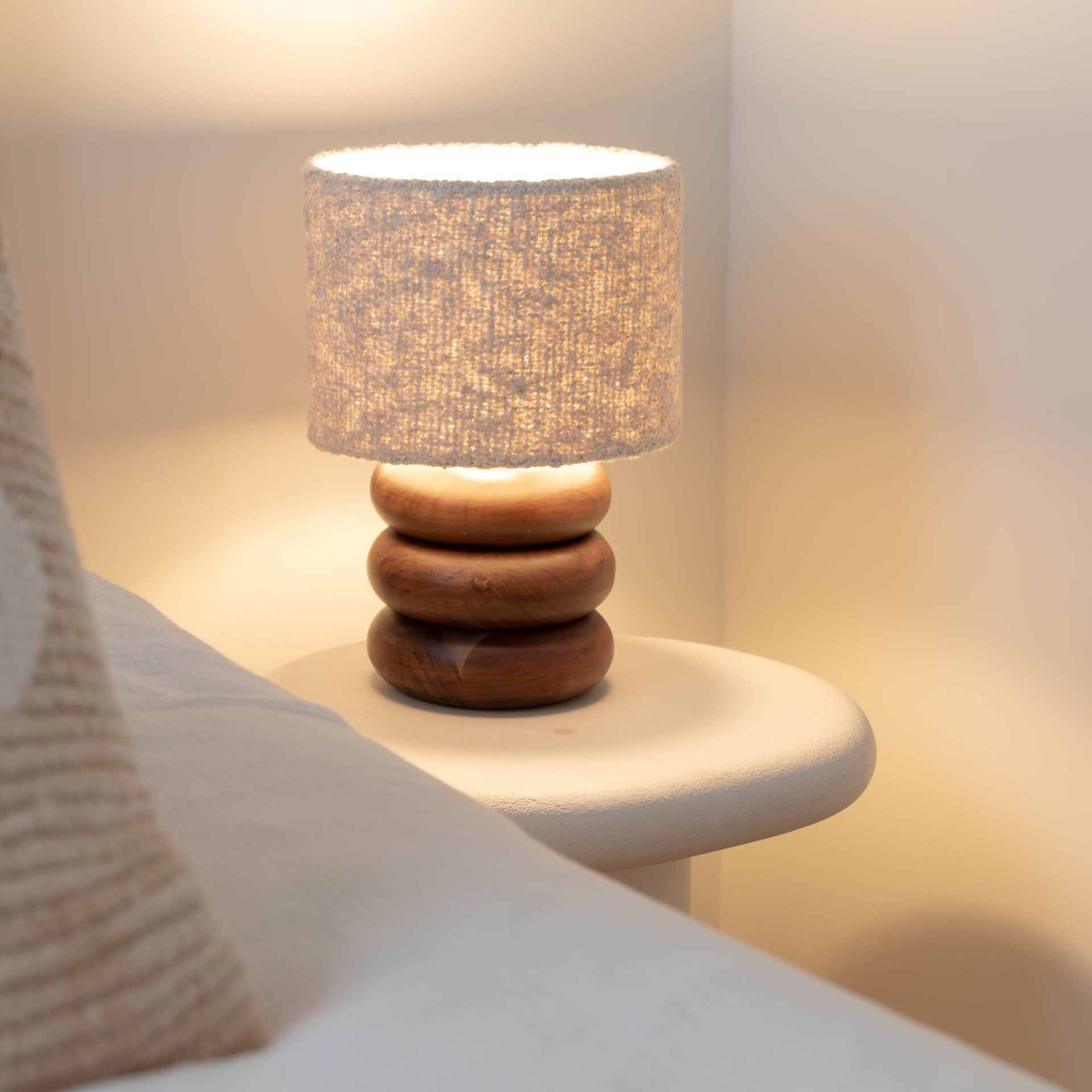 Atmooz Luigi - tafellamp - acaciahout - bouclé kap - 40 cm