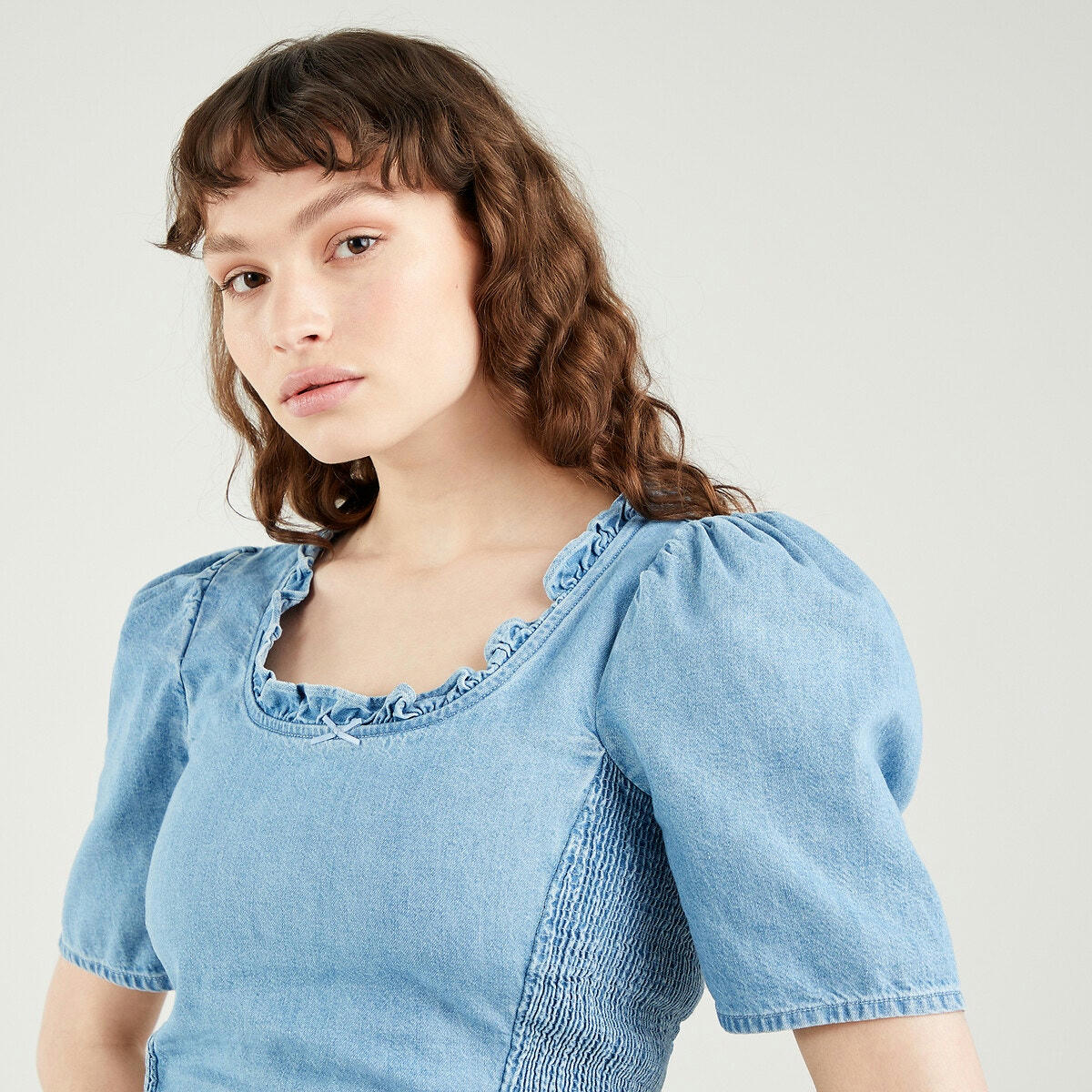 Blouse courte, col volanté