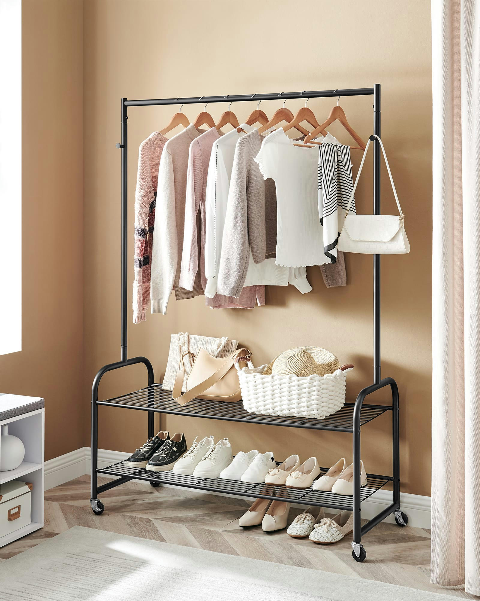 - Portant à vêtements en métal noir