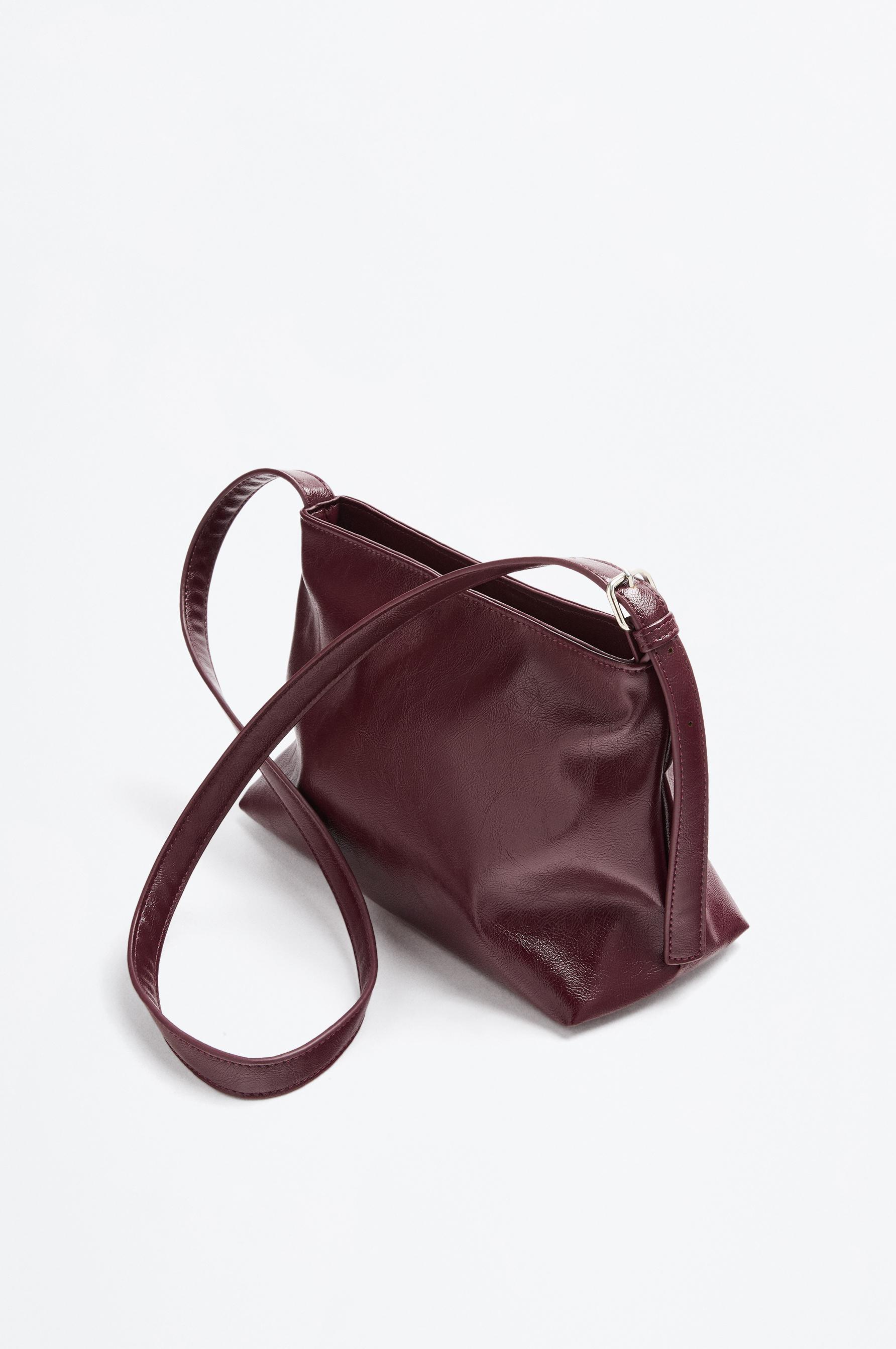 Bolso bandolera tachas y eyelets