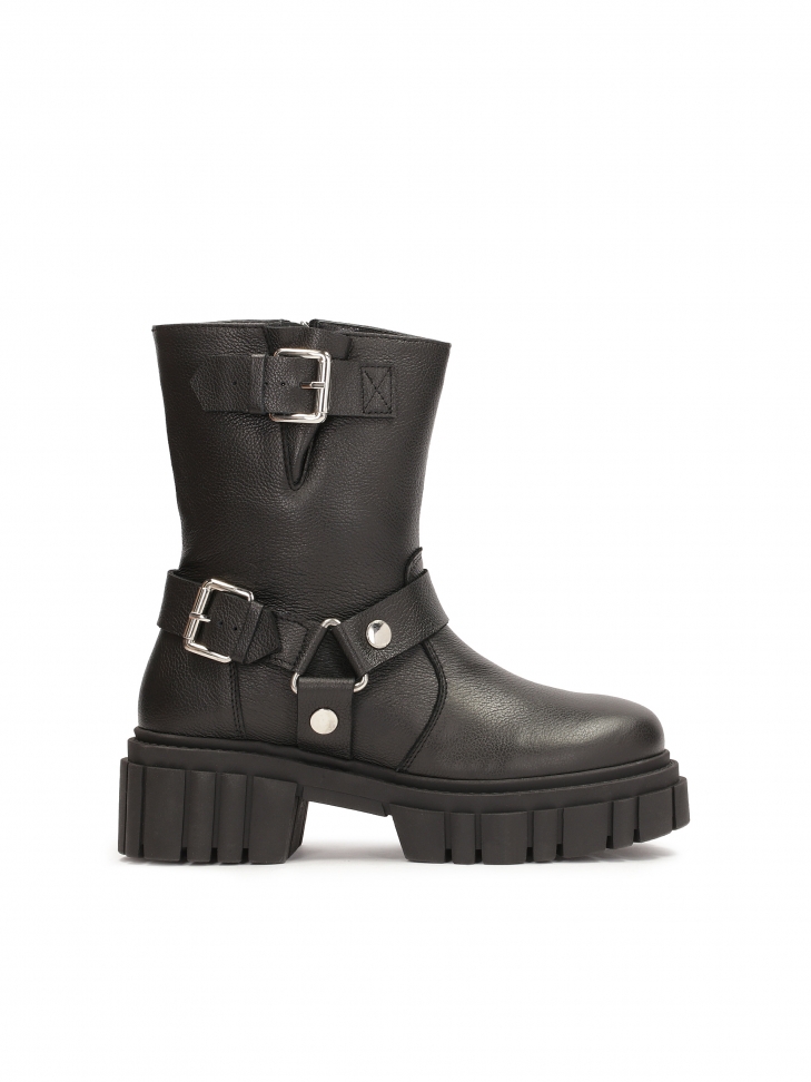 Zipper boots with solid sole