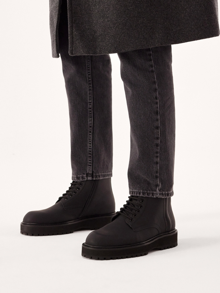 Comfortable leather men's boots with lacing