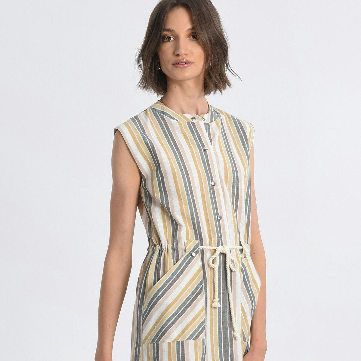 Robe courte rayée avec cordon, col mao