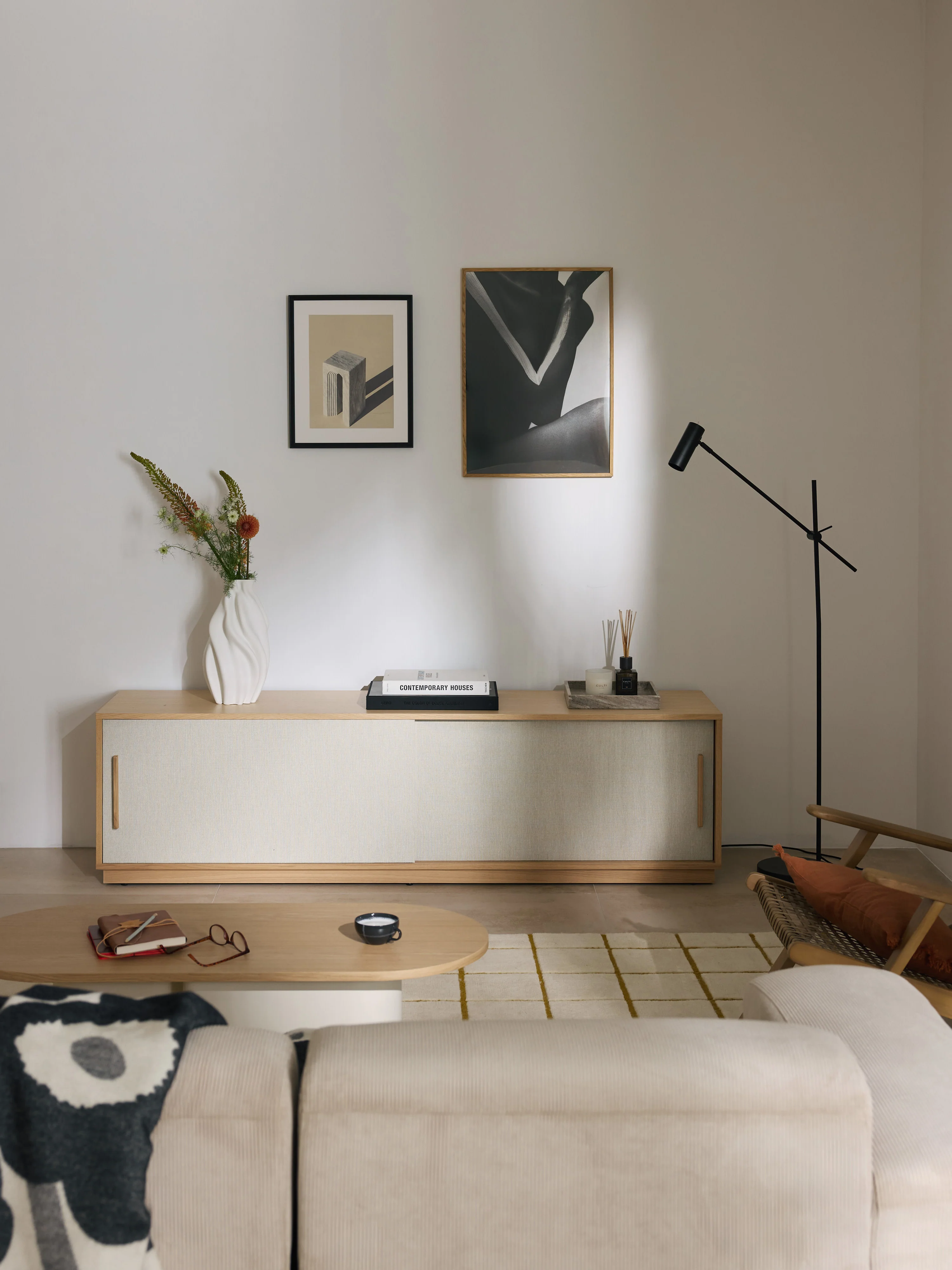 Holz-TV-Lowboard Wisp mit gepolsterter Front