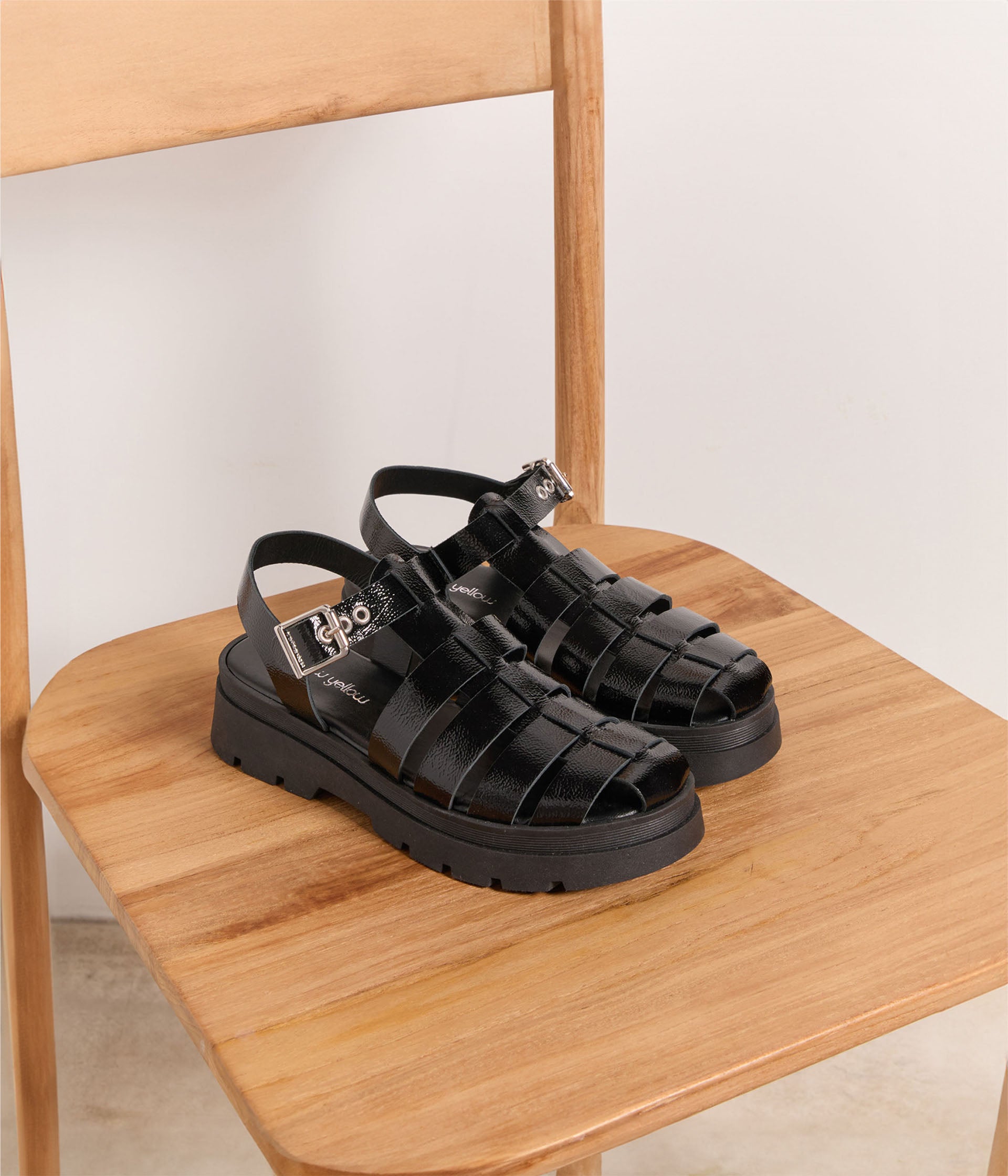 Sandales noires vernies Moe
