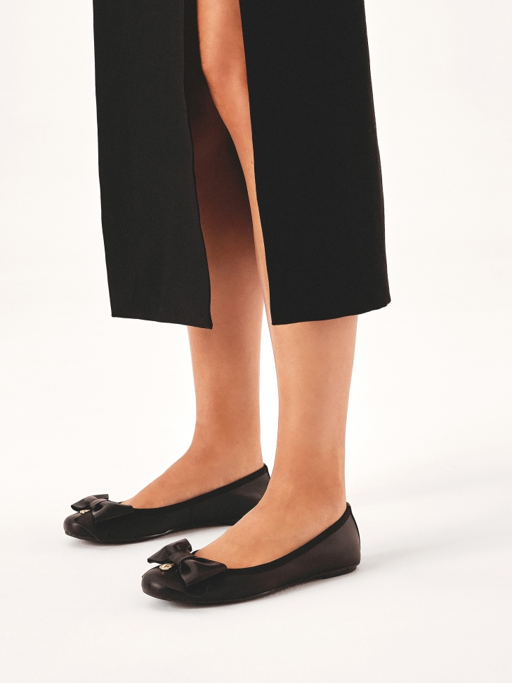 Black leather ballerinas with a big bow