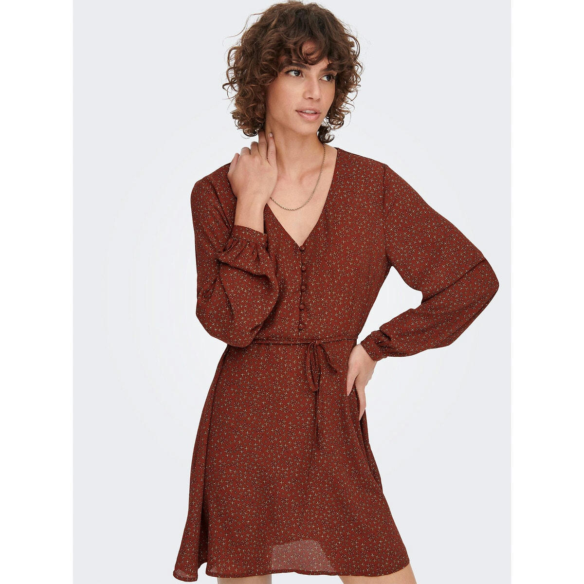 Robe courte, col V