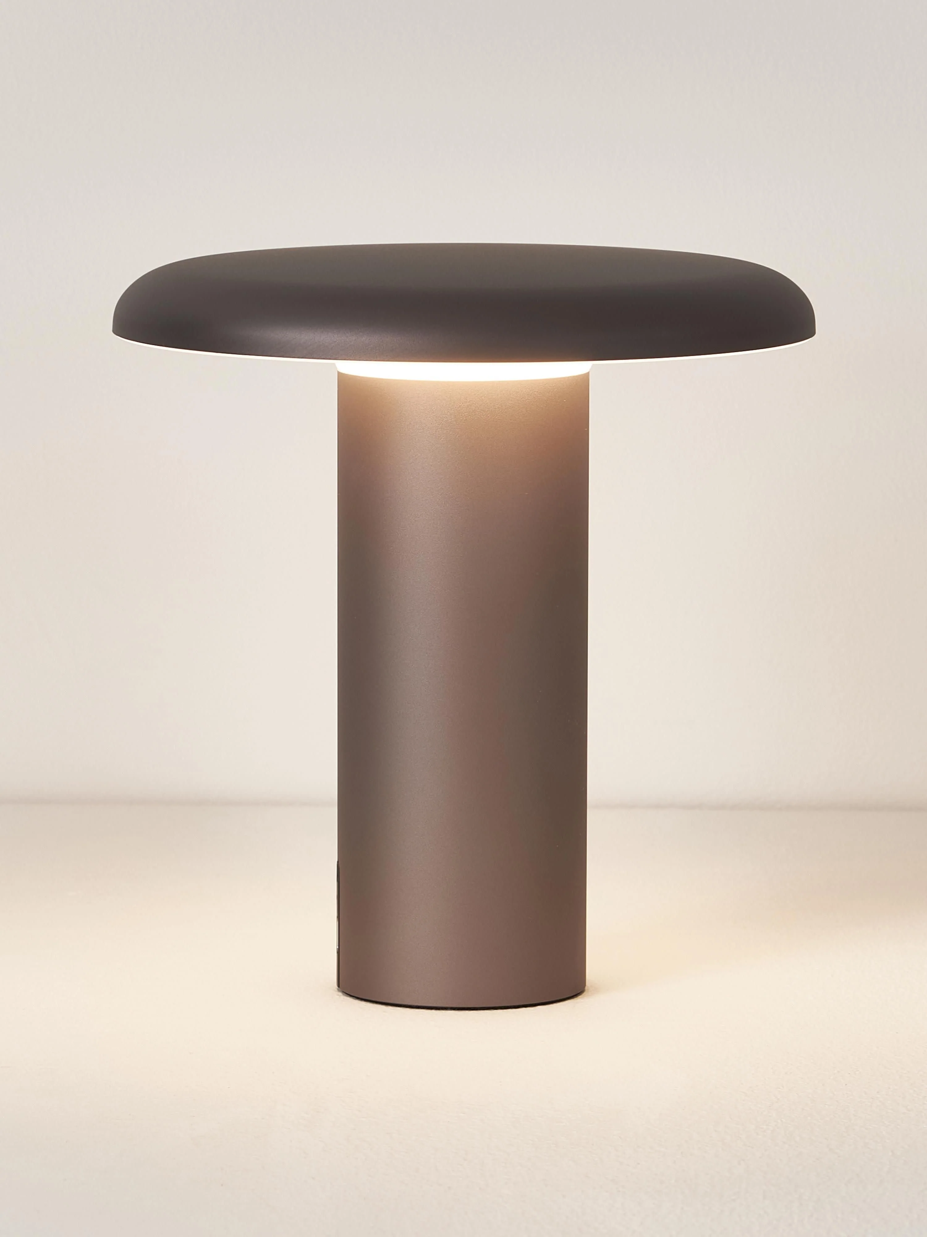Kleine mobile LED-Tischlampe Takku, dimmbar