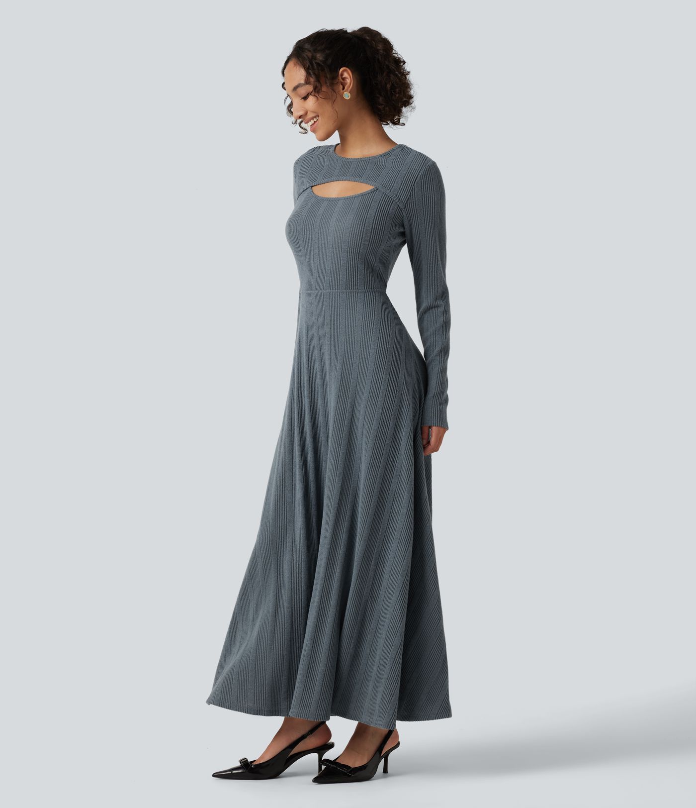 Robe midi fluide à encolure arrondie, manches longues et découpe ajourée
