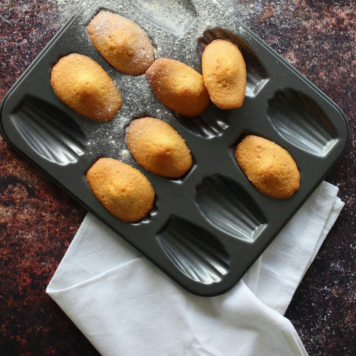 AMANDINE - Plaque à 12 madeleines en acier carbone anti-adhésif